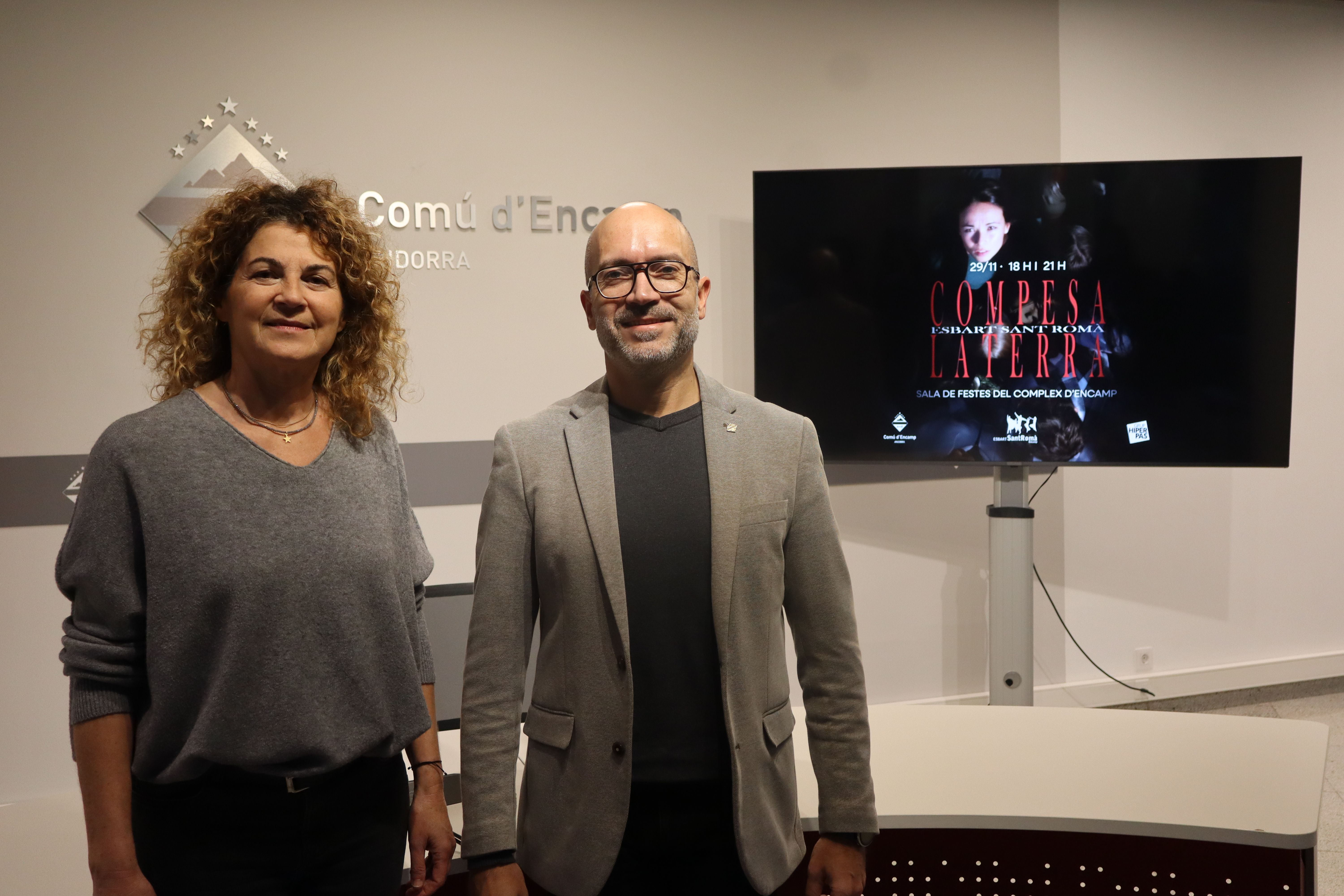 Olga Moreno i Joan Sans durant la presentació de l'espectacle de l'esbart Sant Romà.