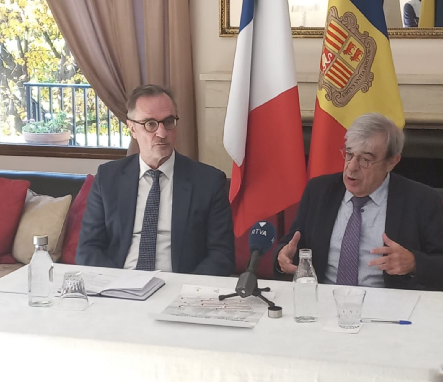 Eybalin i Baró durant la roda de premsa a l’ambaixada.