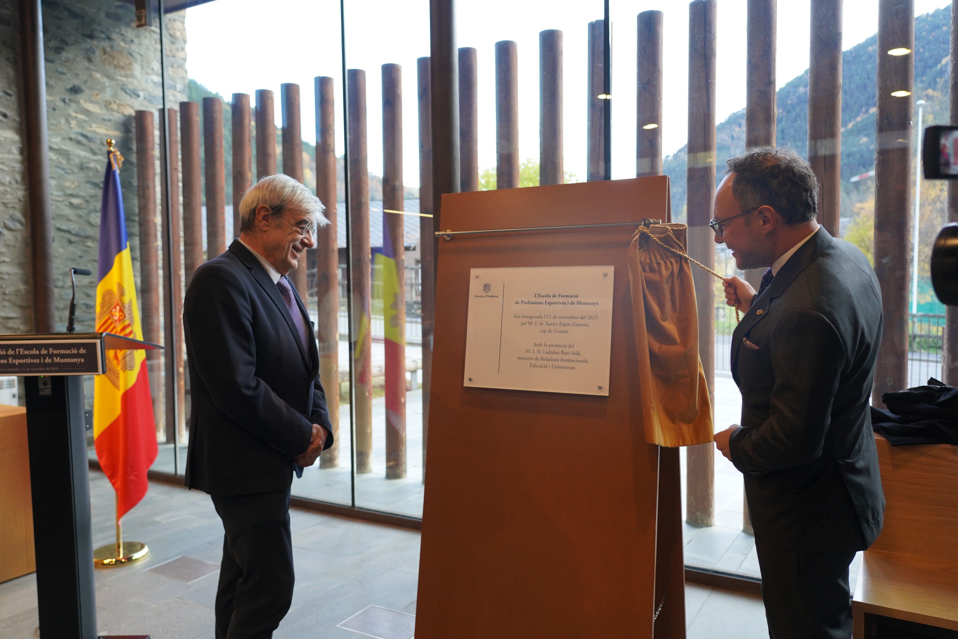 El cap de Govern, Xavier Espot, i el ministre d'Educació, Ladislau Baró, durant la inauguració.