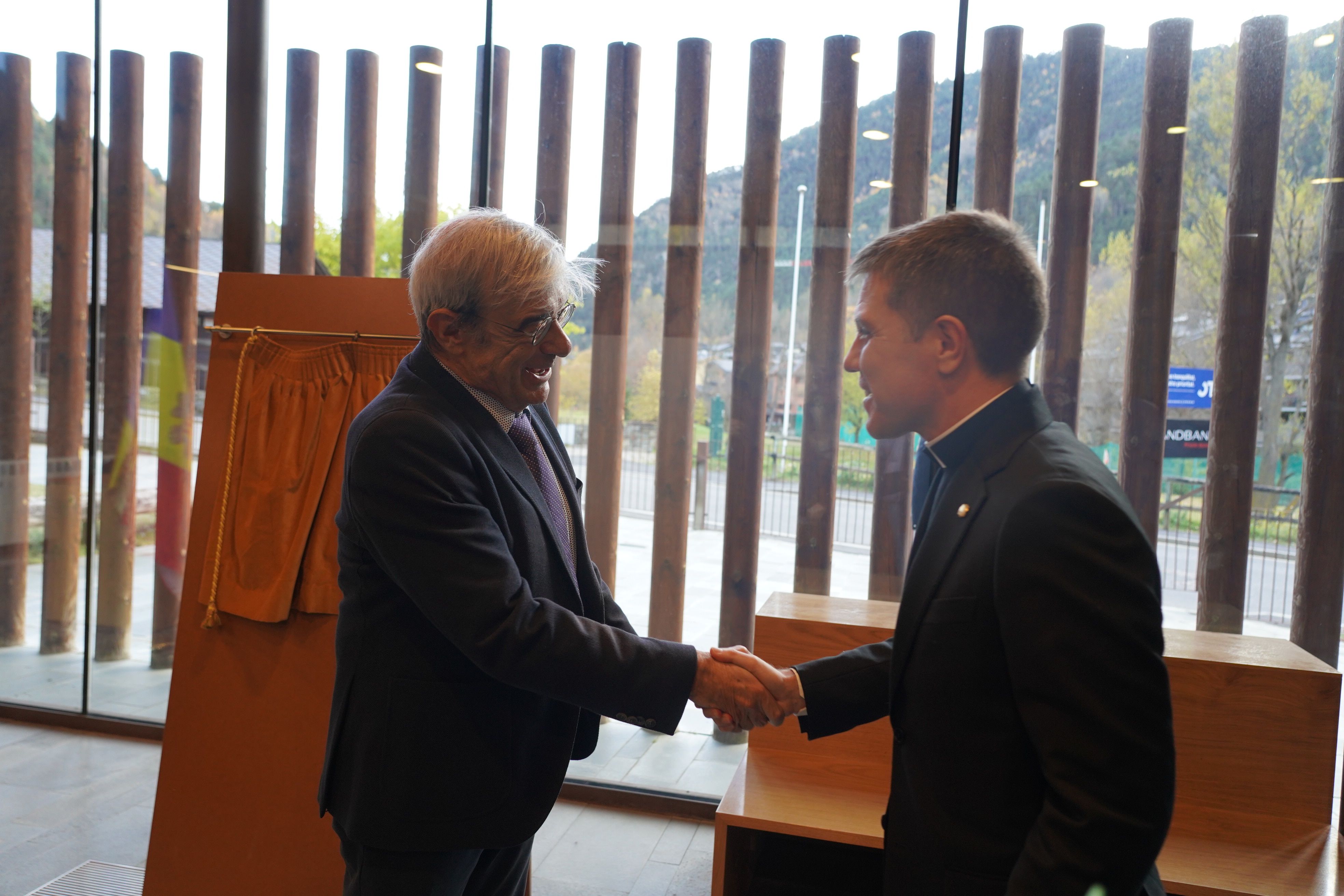 El ministre Baró saludant al copríncep episcopal Serrano Pentinat.