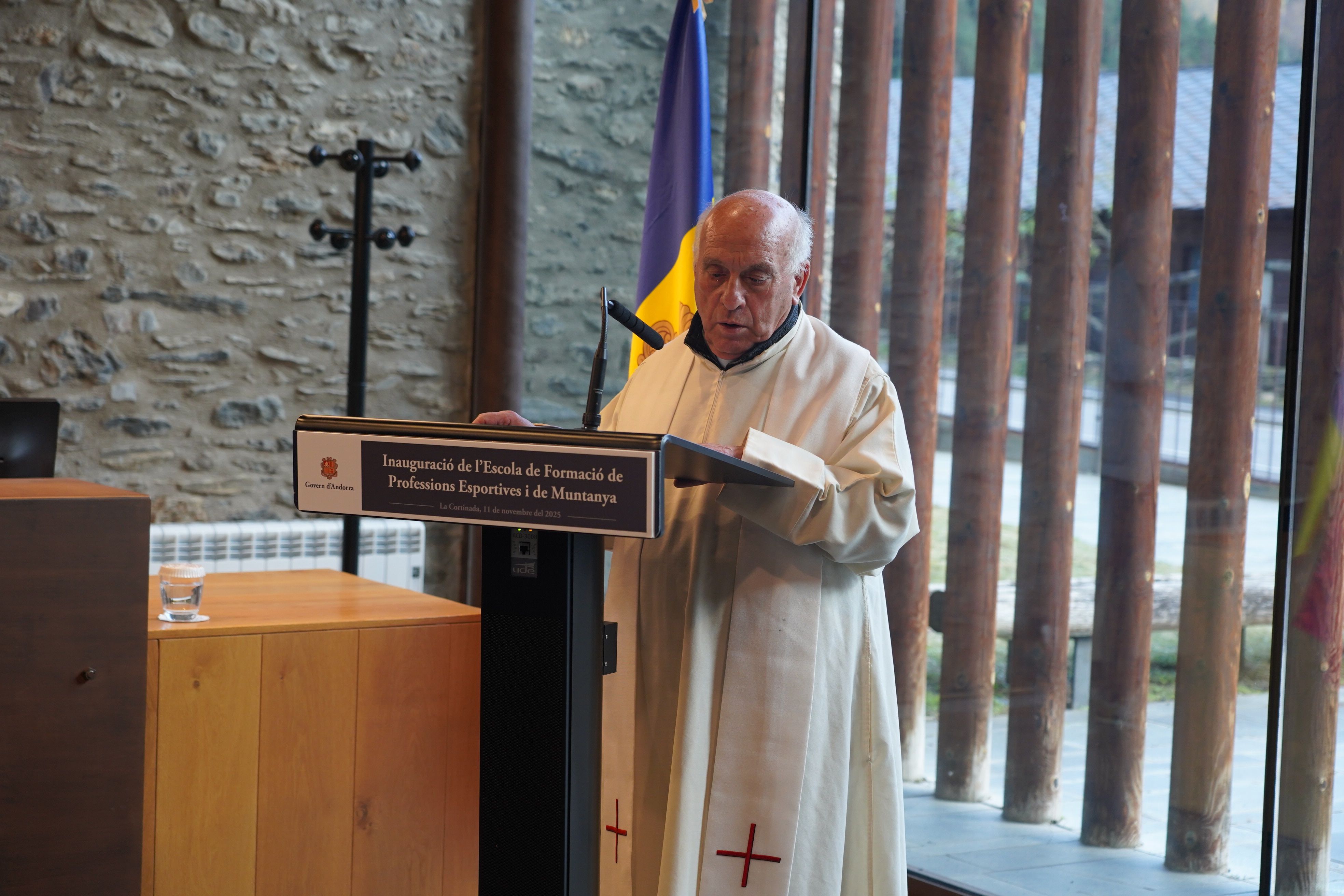 El mossèn Joan Fenosa durant la benedicció de les noves instal·lacions.