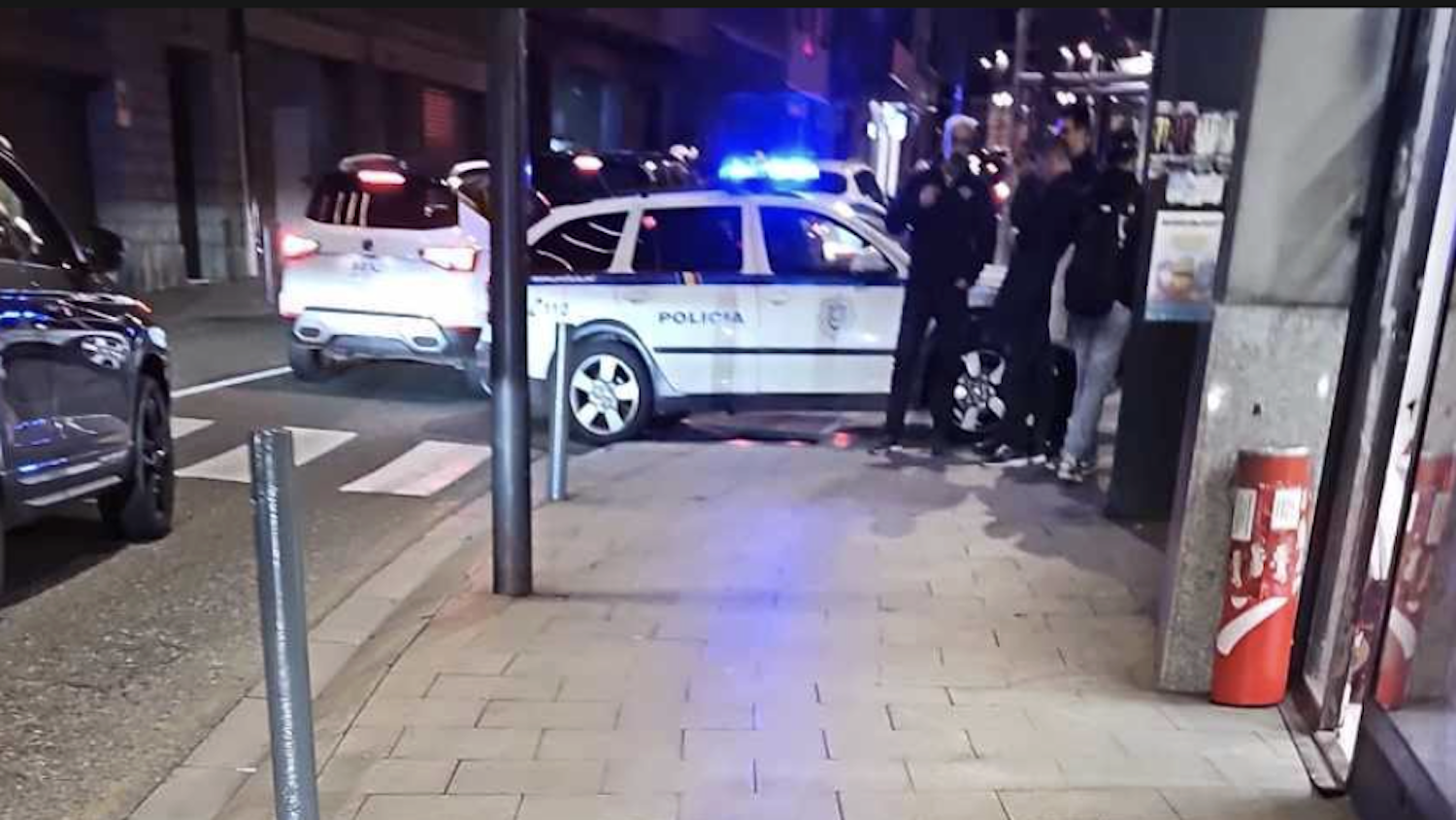 El cotxe de la policia aturat al costat del bar en qüestió.