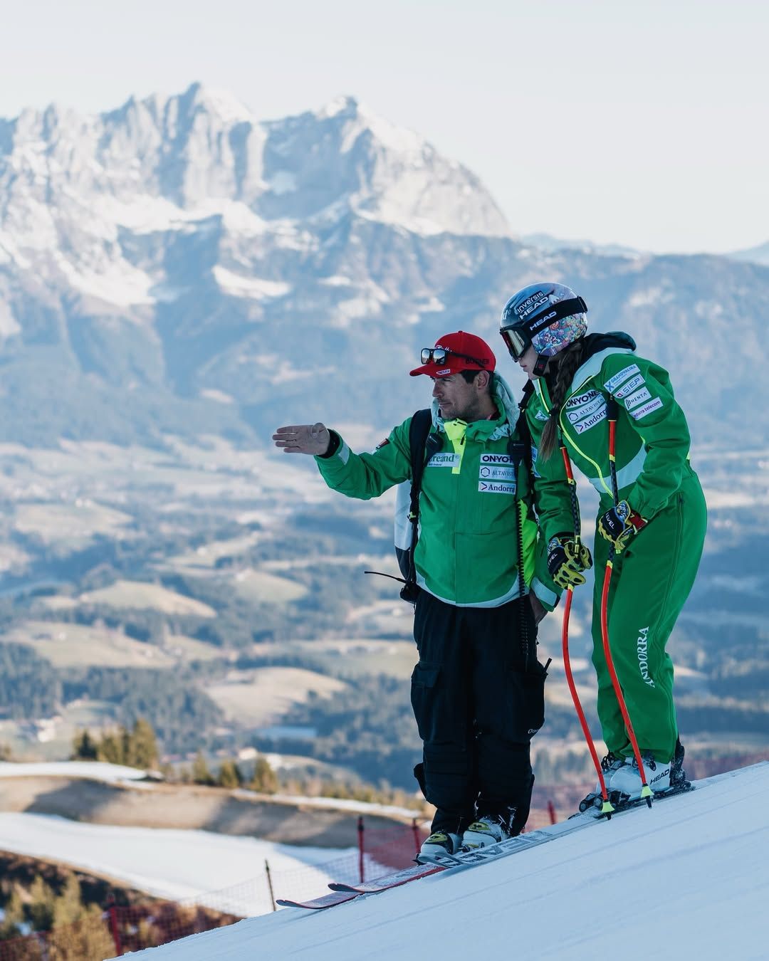 L'esquiadora de la FAE, amb el seu entrenador a Kitzbühel, on va aconseguir els seus millors resultats en Copa d'Europa.