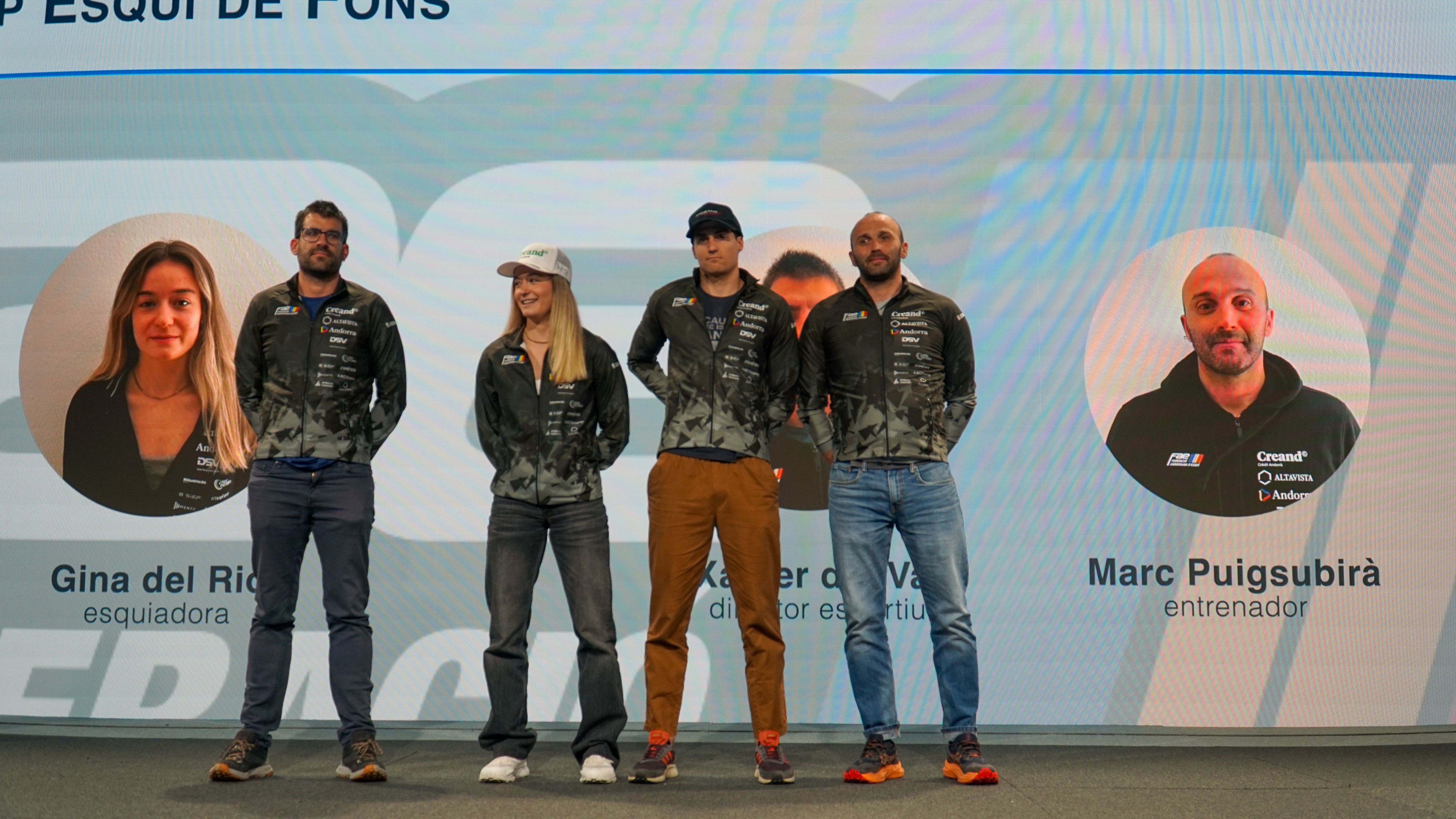 L'equip de fons, a la presentació. L'equip de fons, a la presentació.