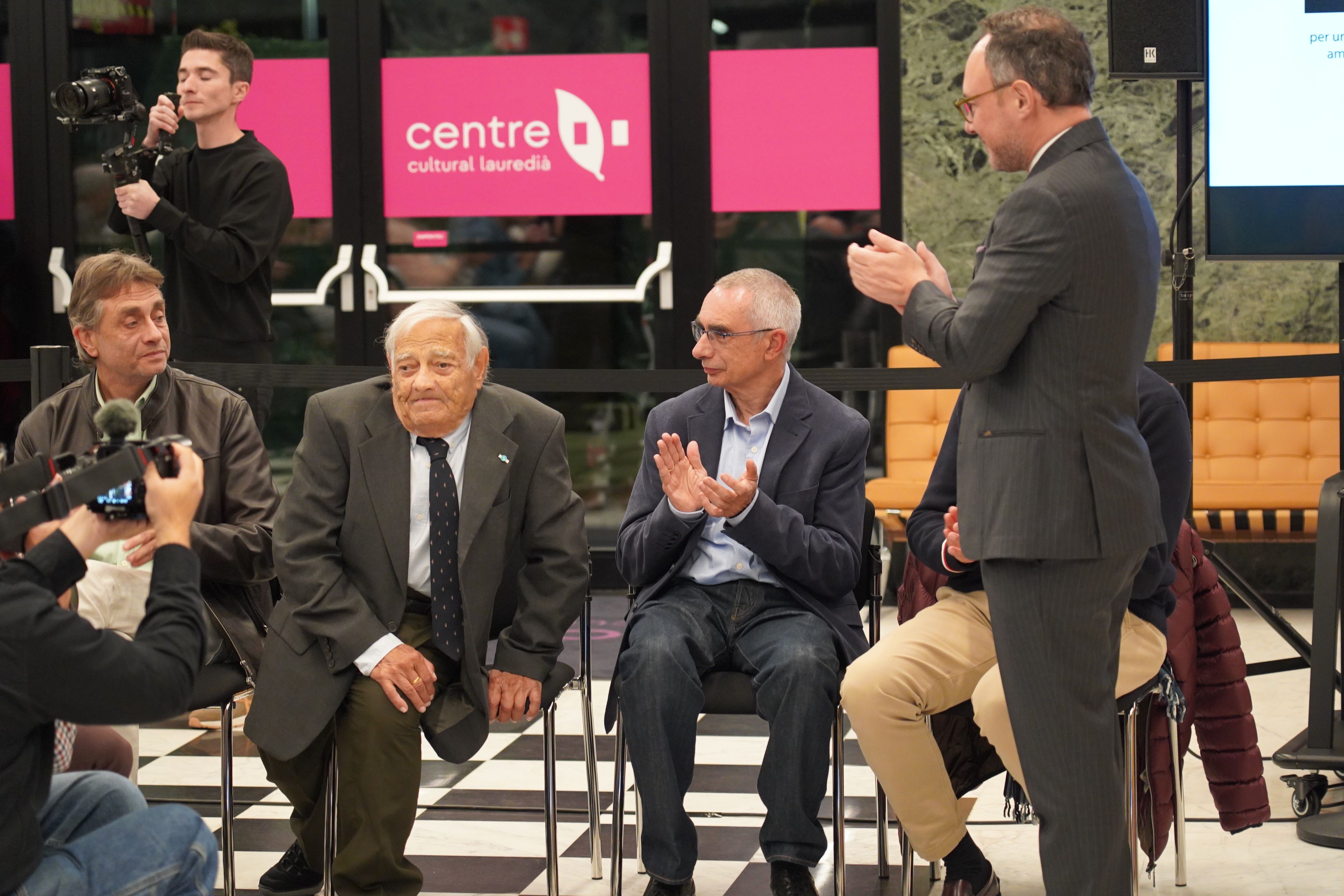 Espot aplaudeix Sergi Mas després d'entregar-li la condecoració. Espot aplaudeix Sergi Mas després d'entregar-li la condecoració.