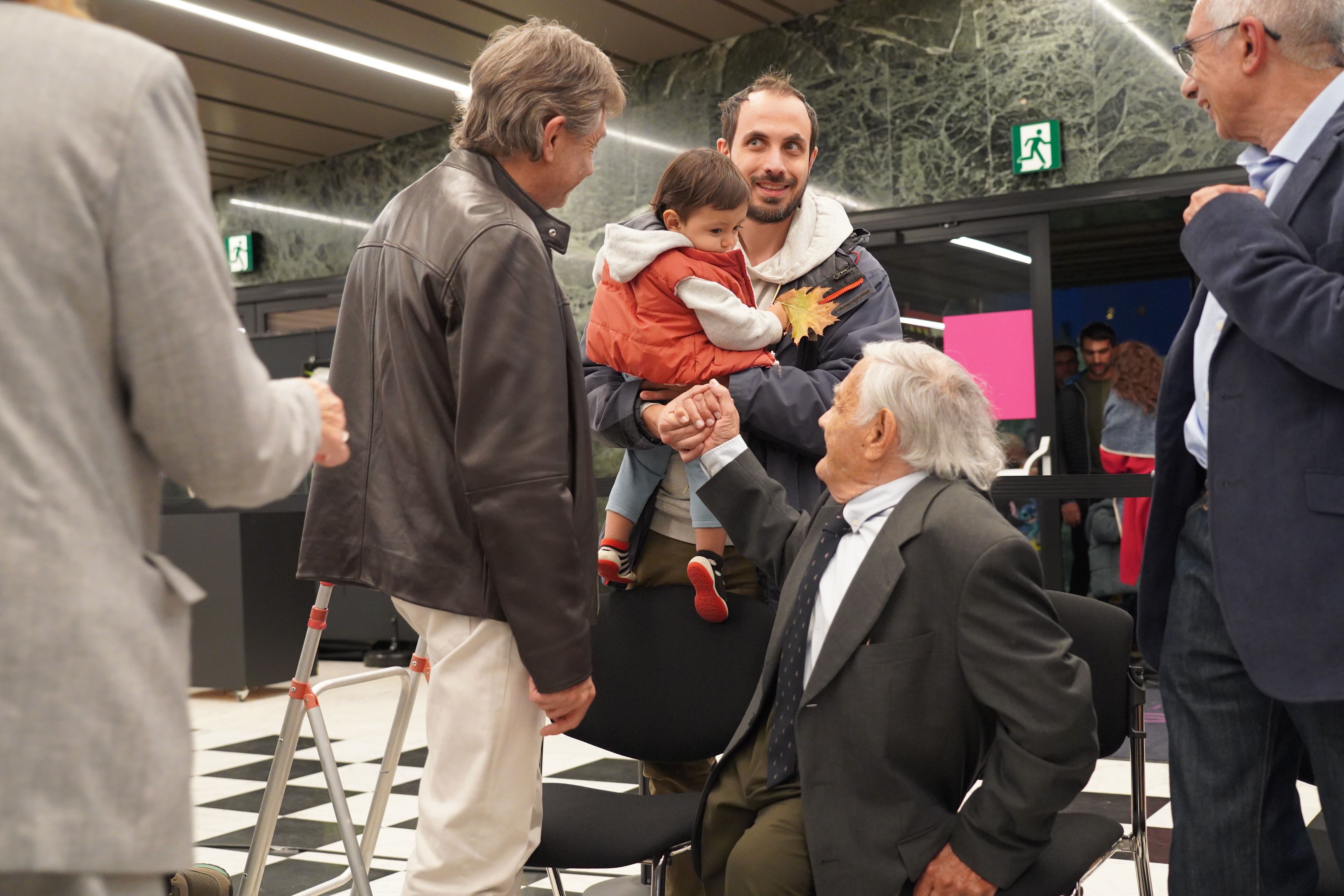 Sergi Mas saluda un dels assistents a l'acte. Sergi Mas saluda un dels assistents a l'acte.