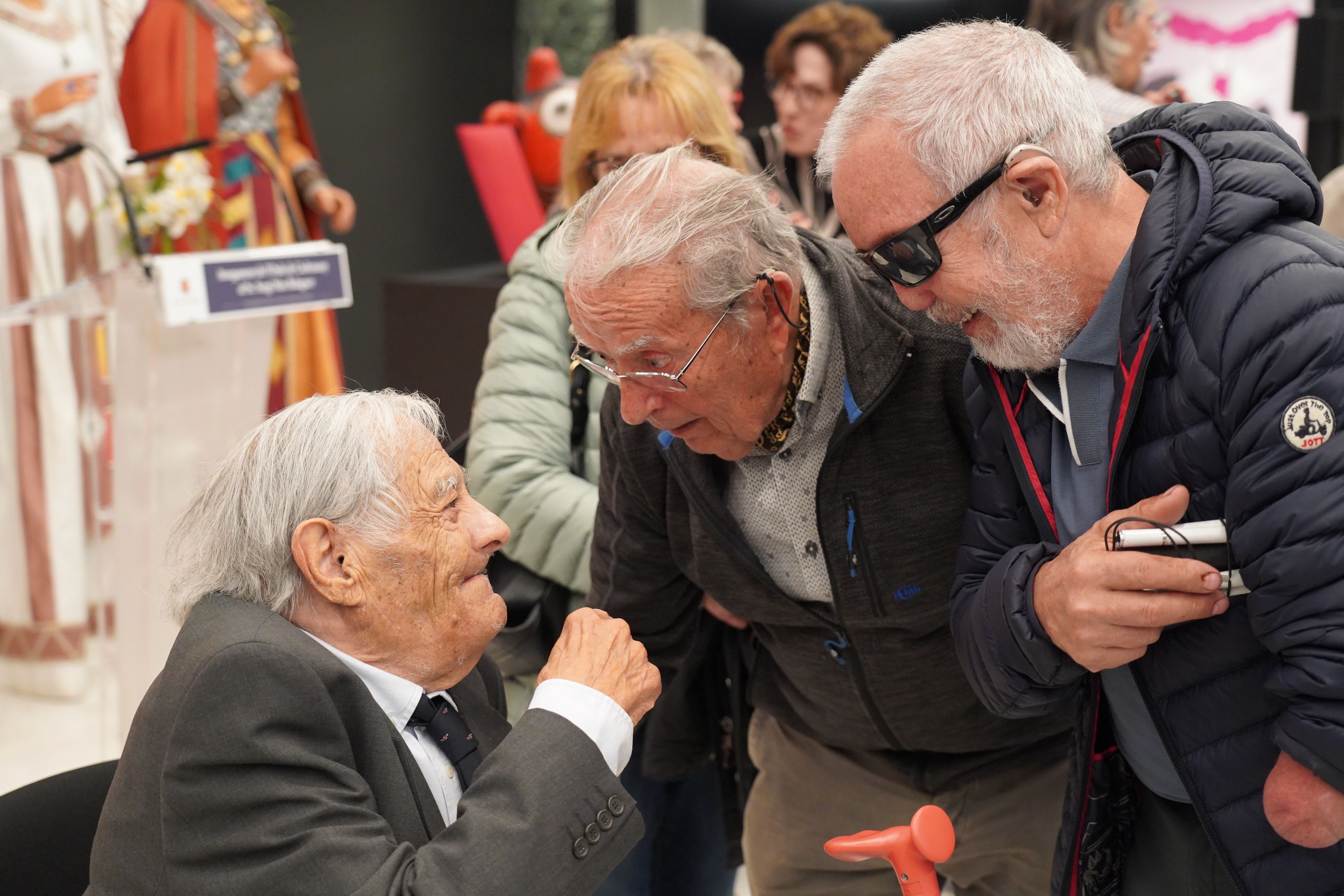 Sergi Mas conversa amb coneguts al final de l'acte. Sergi Mas conversa amb coneguts al final de l'acte.