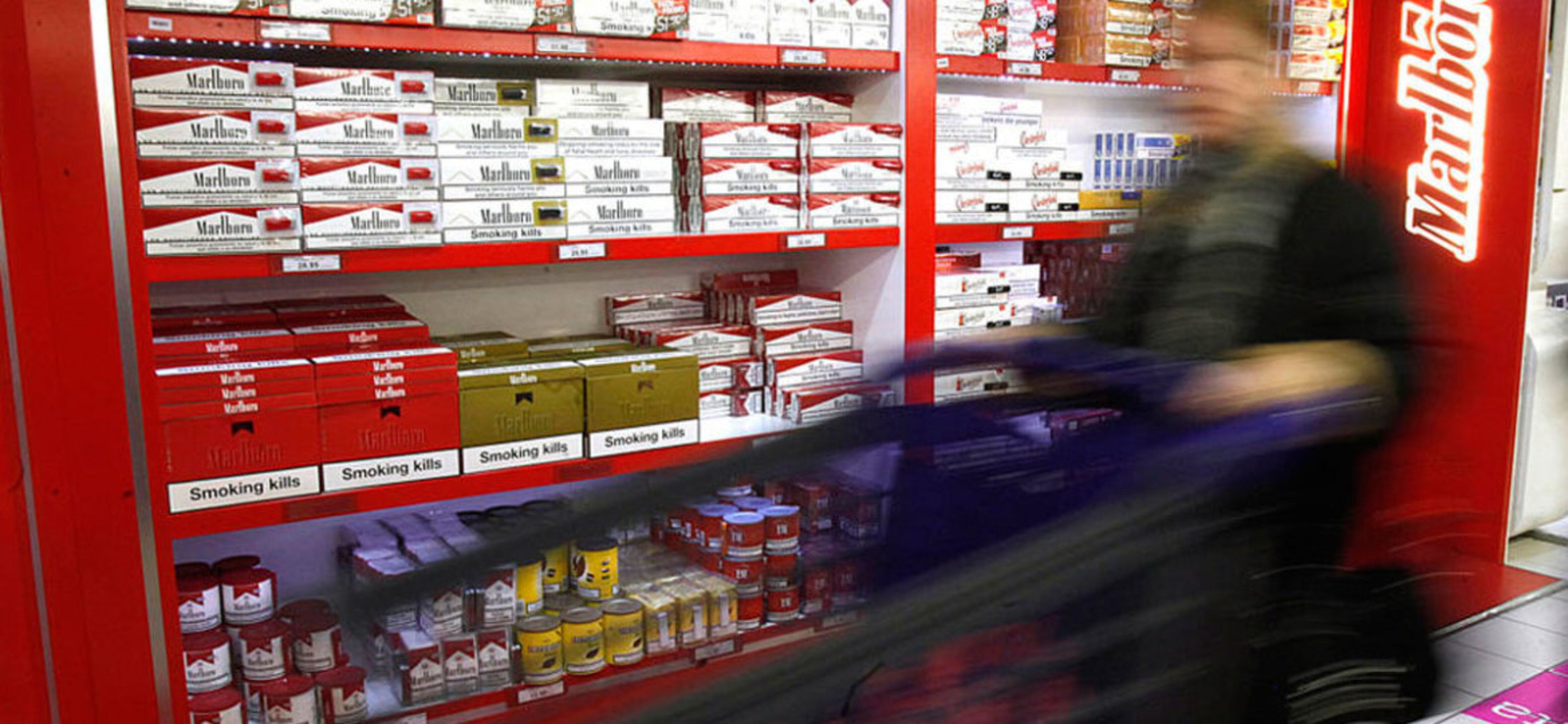 Una botiga amb prestatges de tabac.