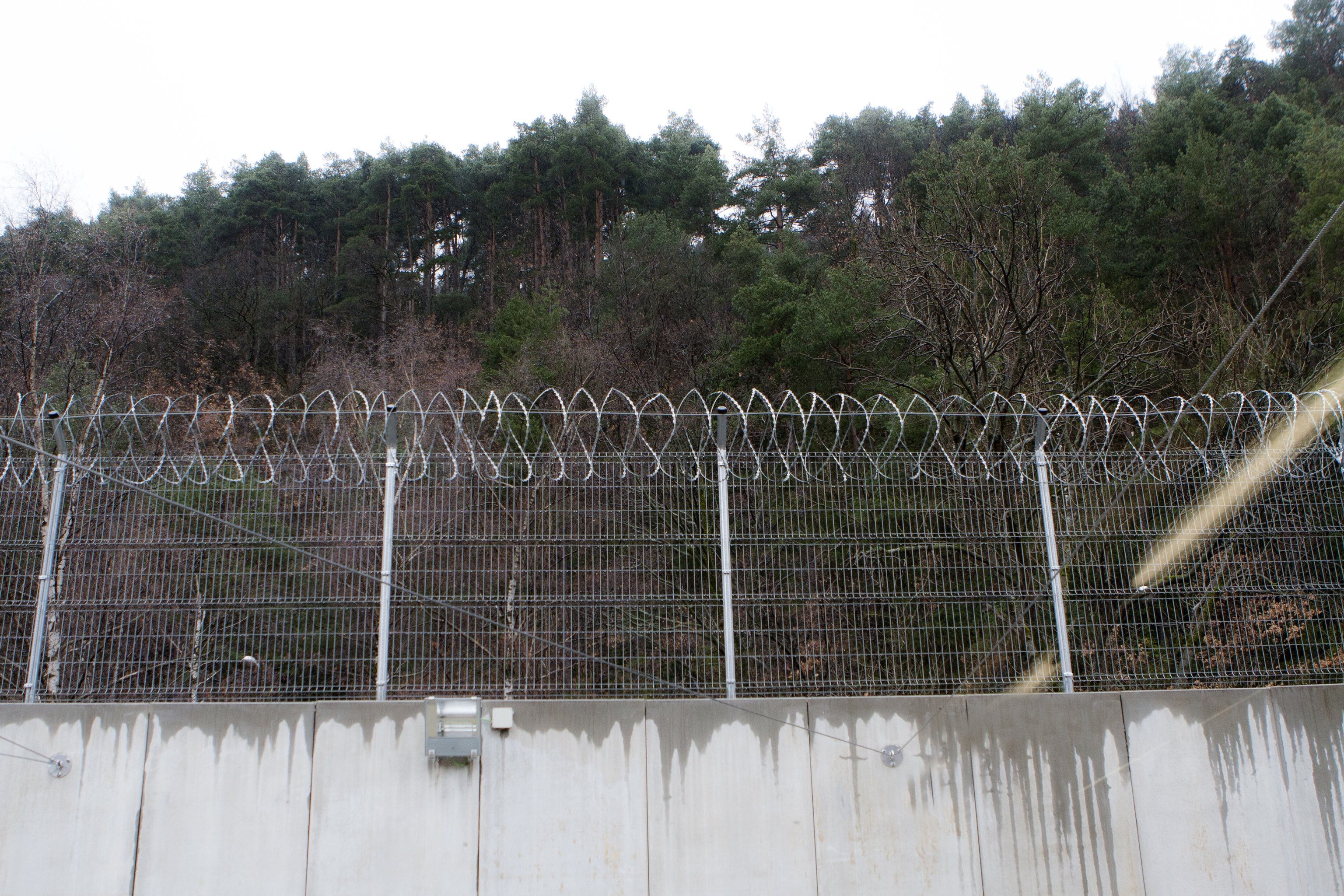 Una de les reixes amb filferro espinós del centre penitenciari.