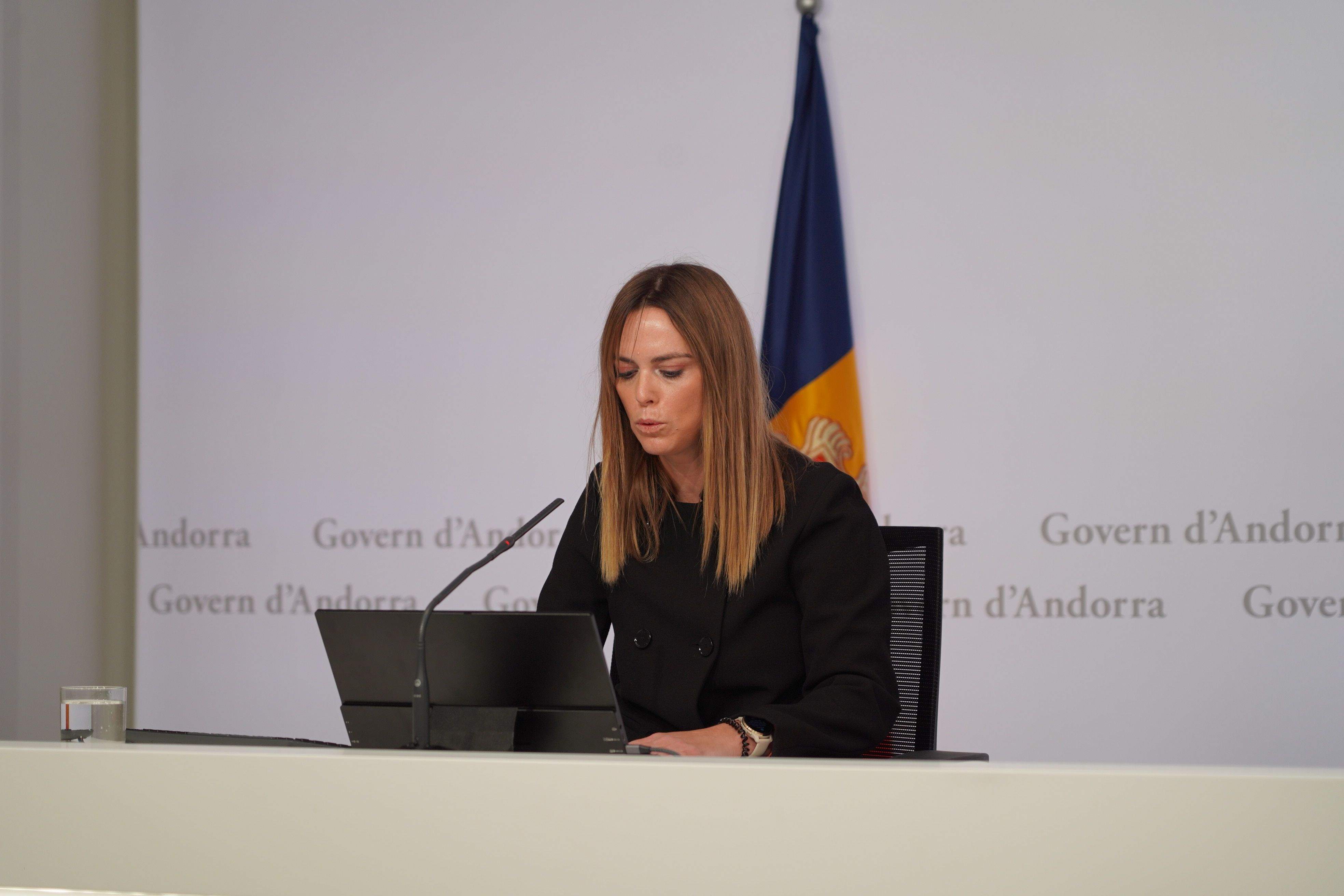 La secretària d’Estat d’Igualtat i Participació Ciutadana, Mariona Cadena, durant la roda de premsa. La portaveu del Sindicat, Rebeca Bonache.