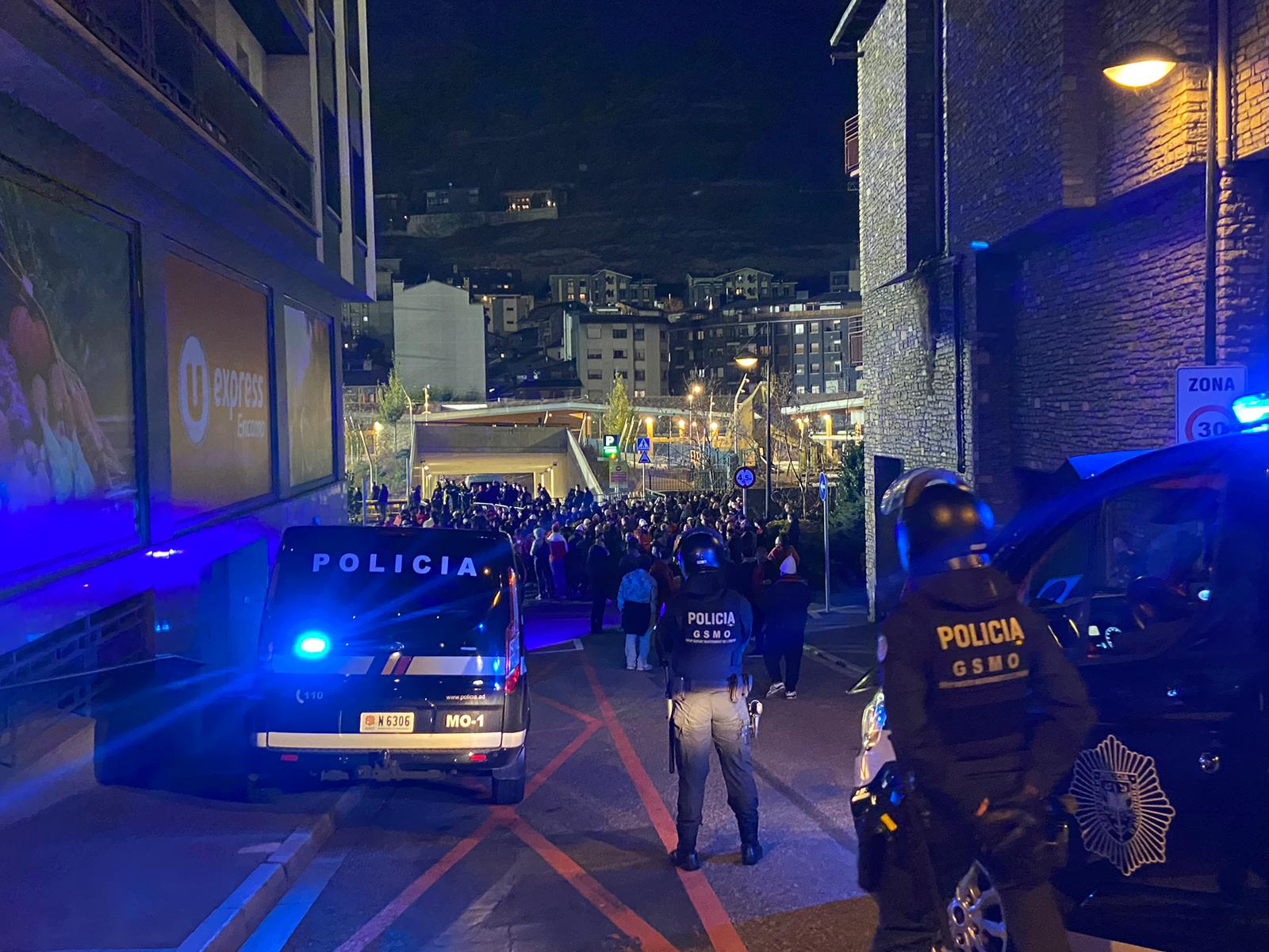 Agents del GSMO, barrant el pas a l'afició 'ultra' d'Albània abans del duel.