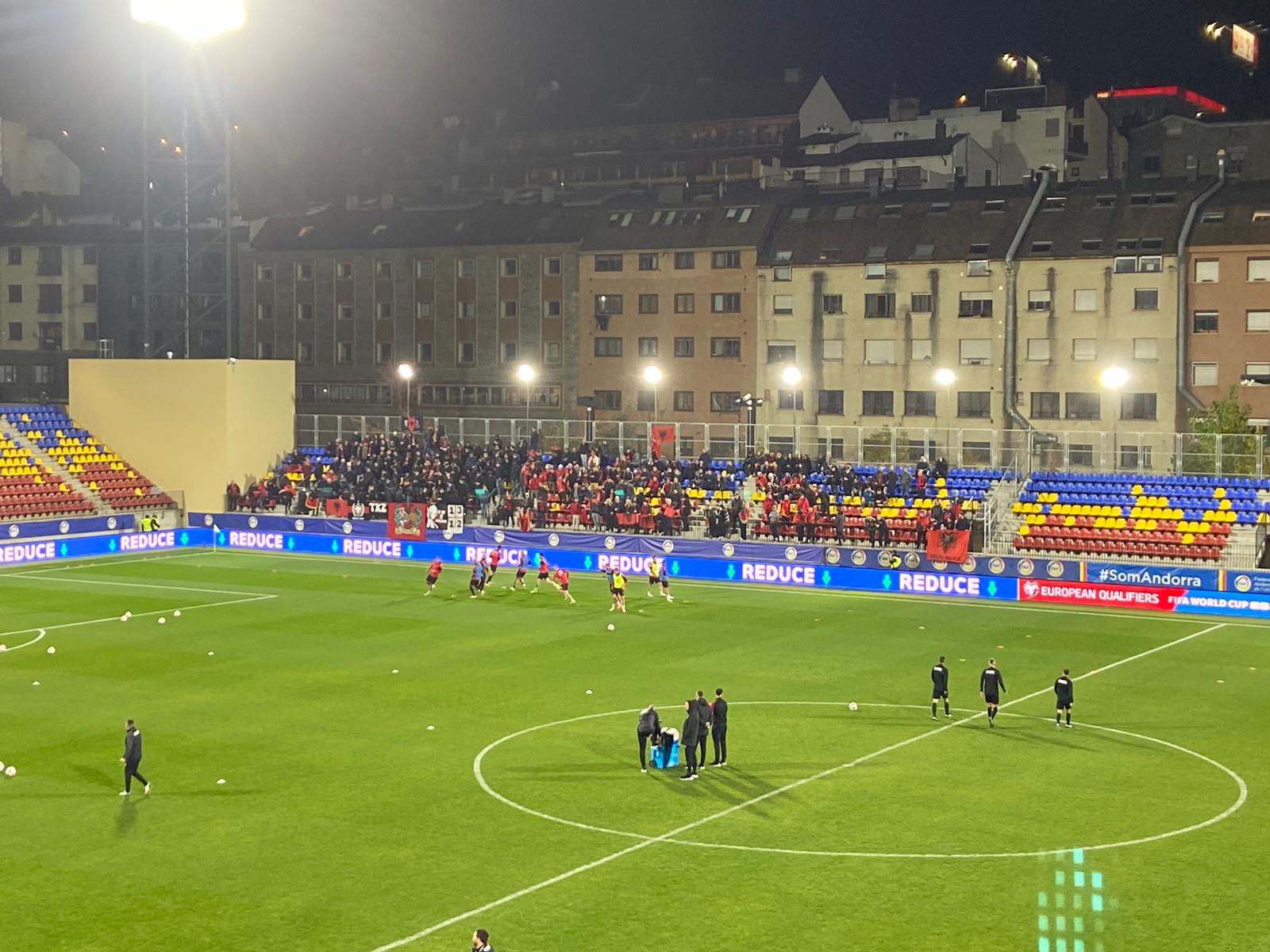 Els aficionats més radicals d'Albània, amb les banderes col·locades i animant a la selecció de Sylvinho. Els aficionats més radicals d'Albània, amb les banderes col·locades i animant a la selecció de Sylvinho.