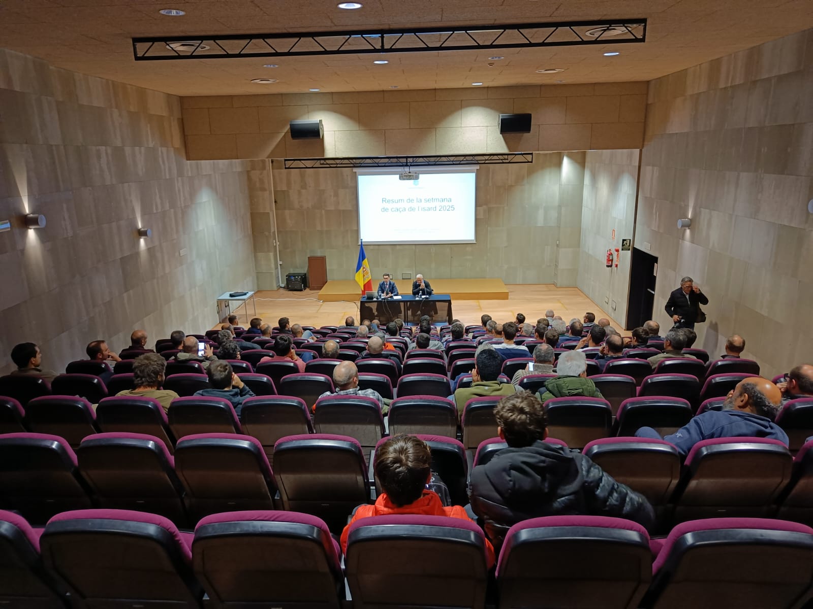 La reunió informativa s'ha fet a la sala d'actes del centre d'FP a Aixovall.