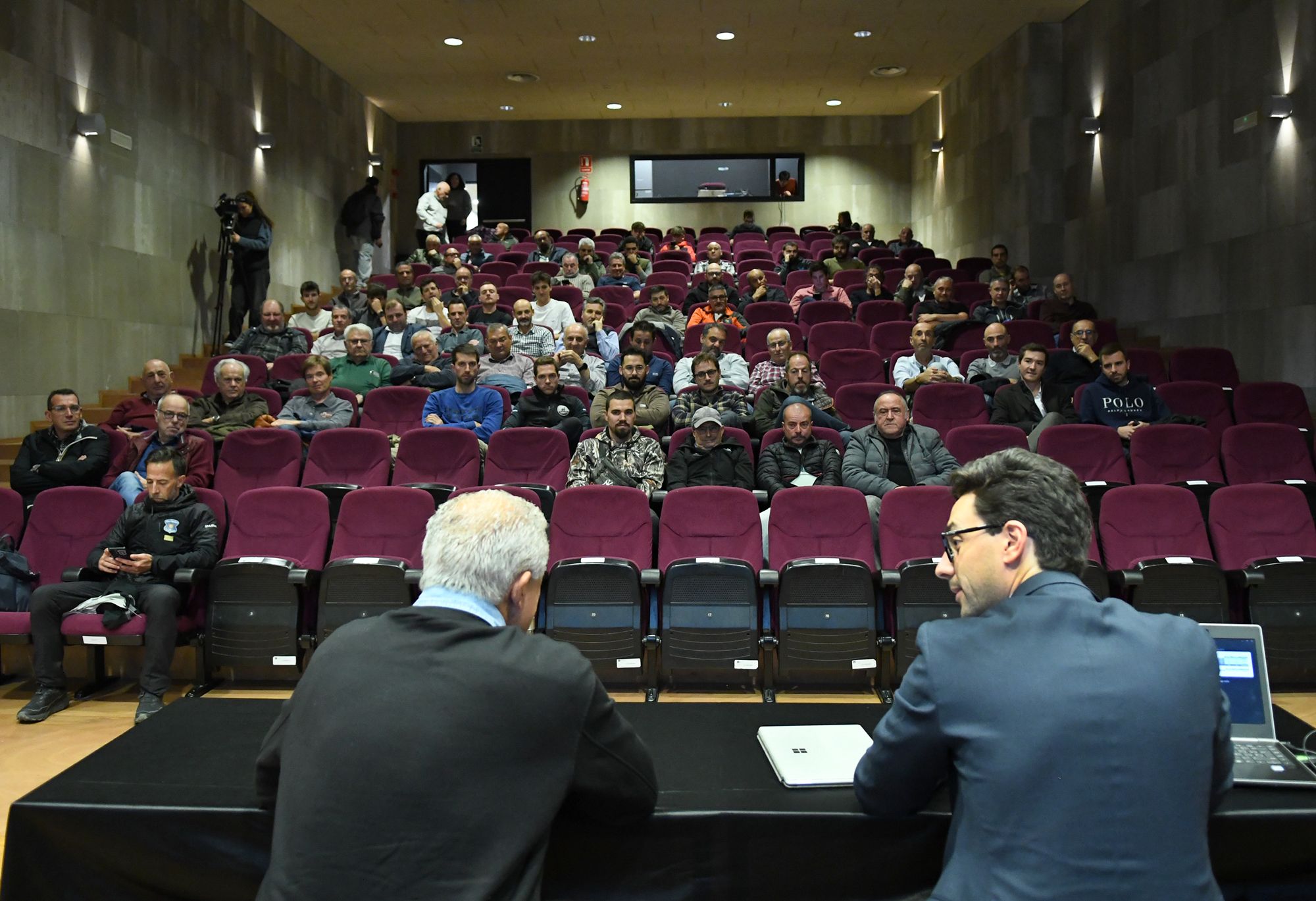 Cabanes i Casal han estat els encarregats d'exposar els resultats de la setmana de l'isard.