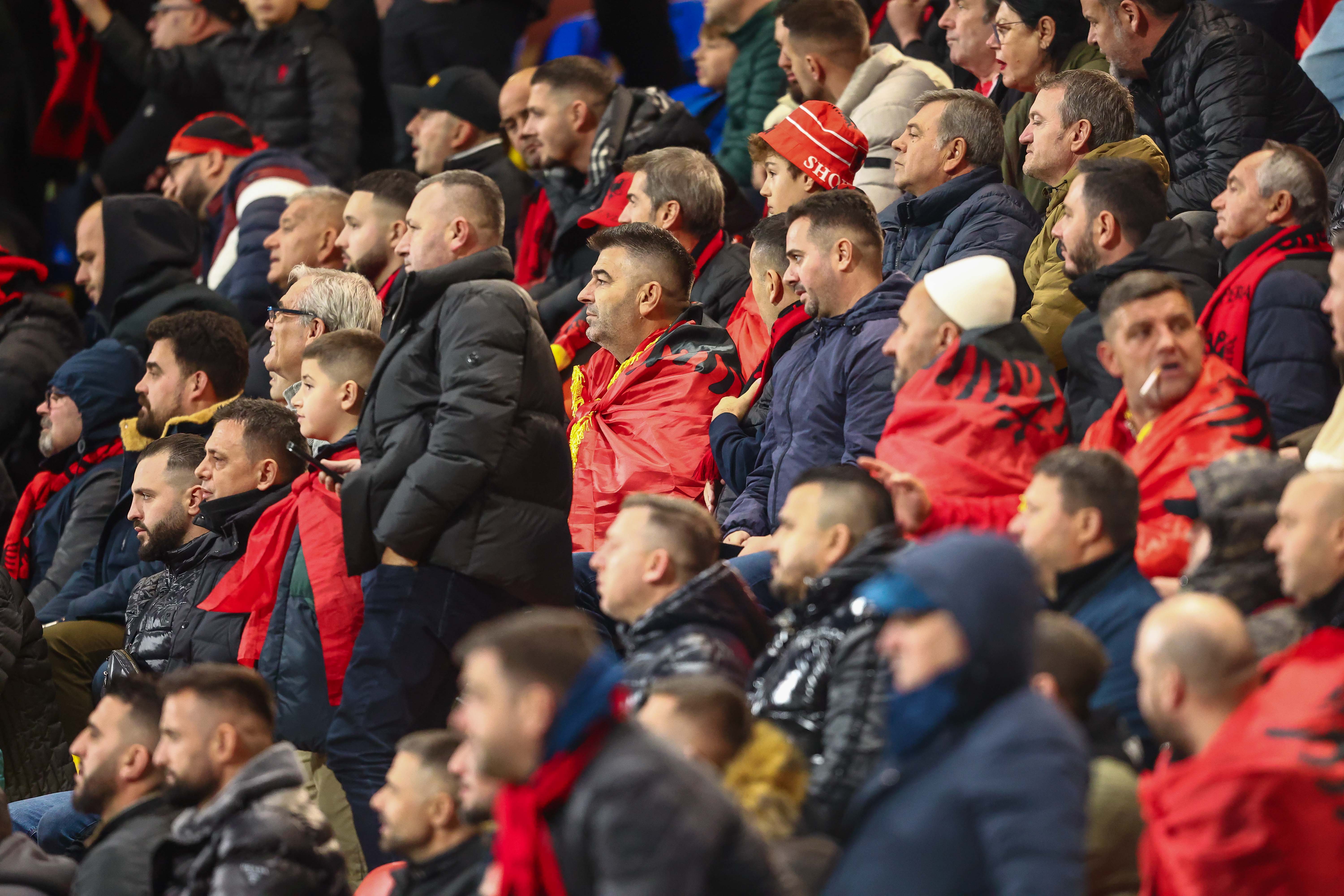 Invasió d'aficionats albanesos a Encamp en un vespre de comiats. Invasió d'aficionats albanesos a Encamp en un vespre de comiats.