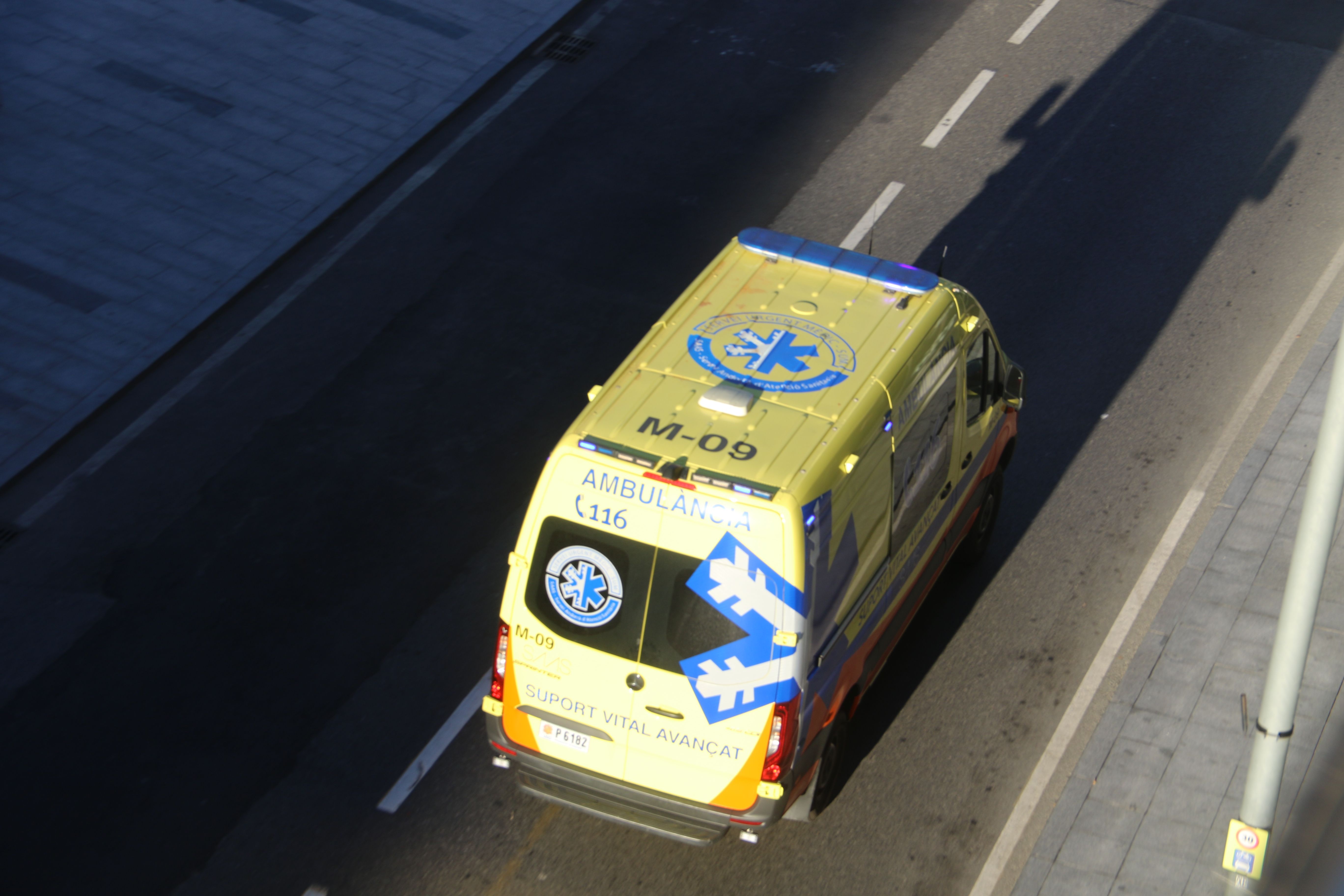 Una ambulància del SUM dirigint-se cap a l'hospital.