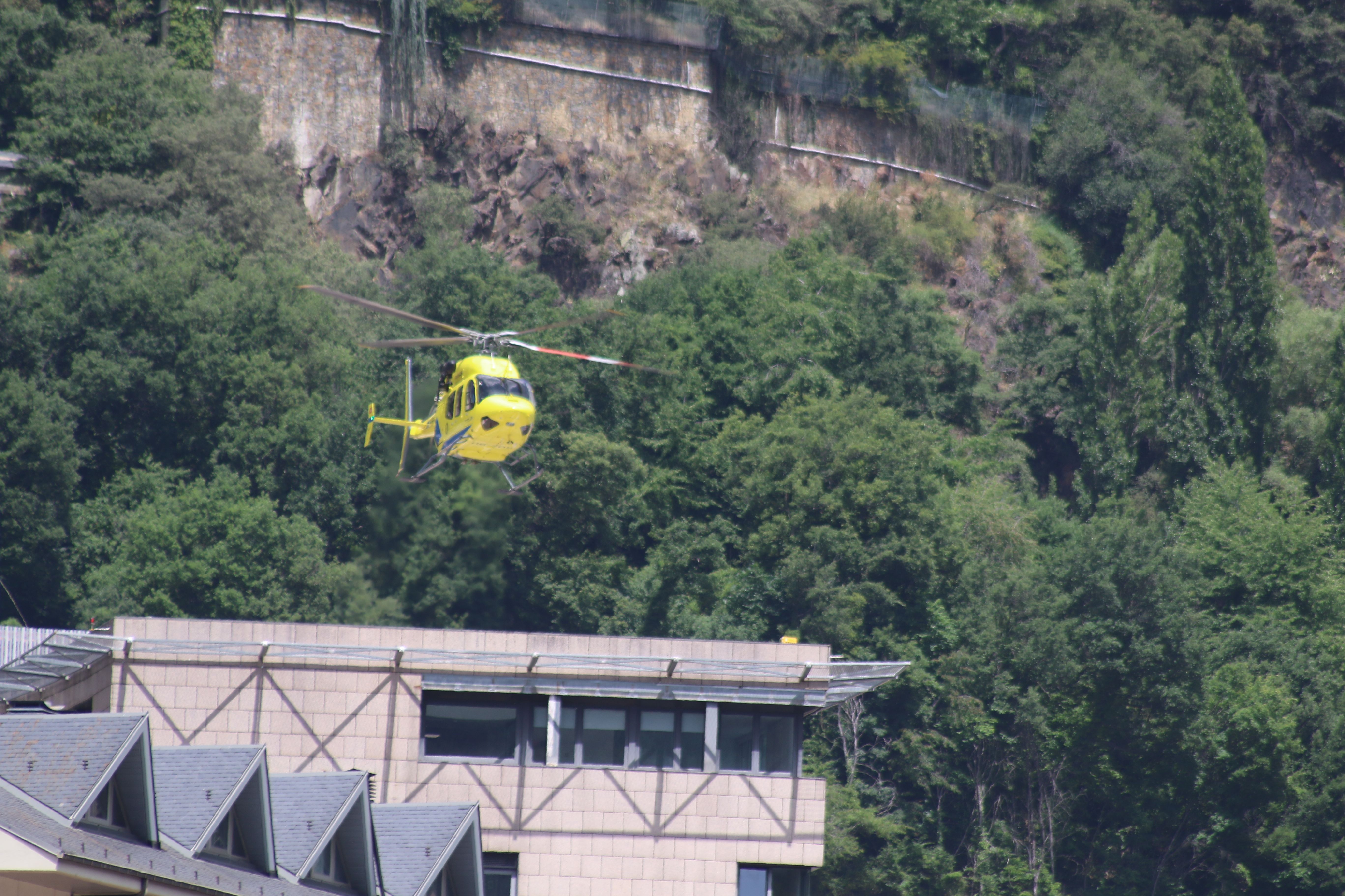 L'helicòpter enlairant-se des de l'hospital.