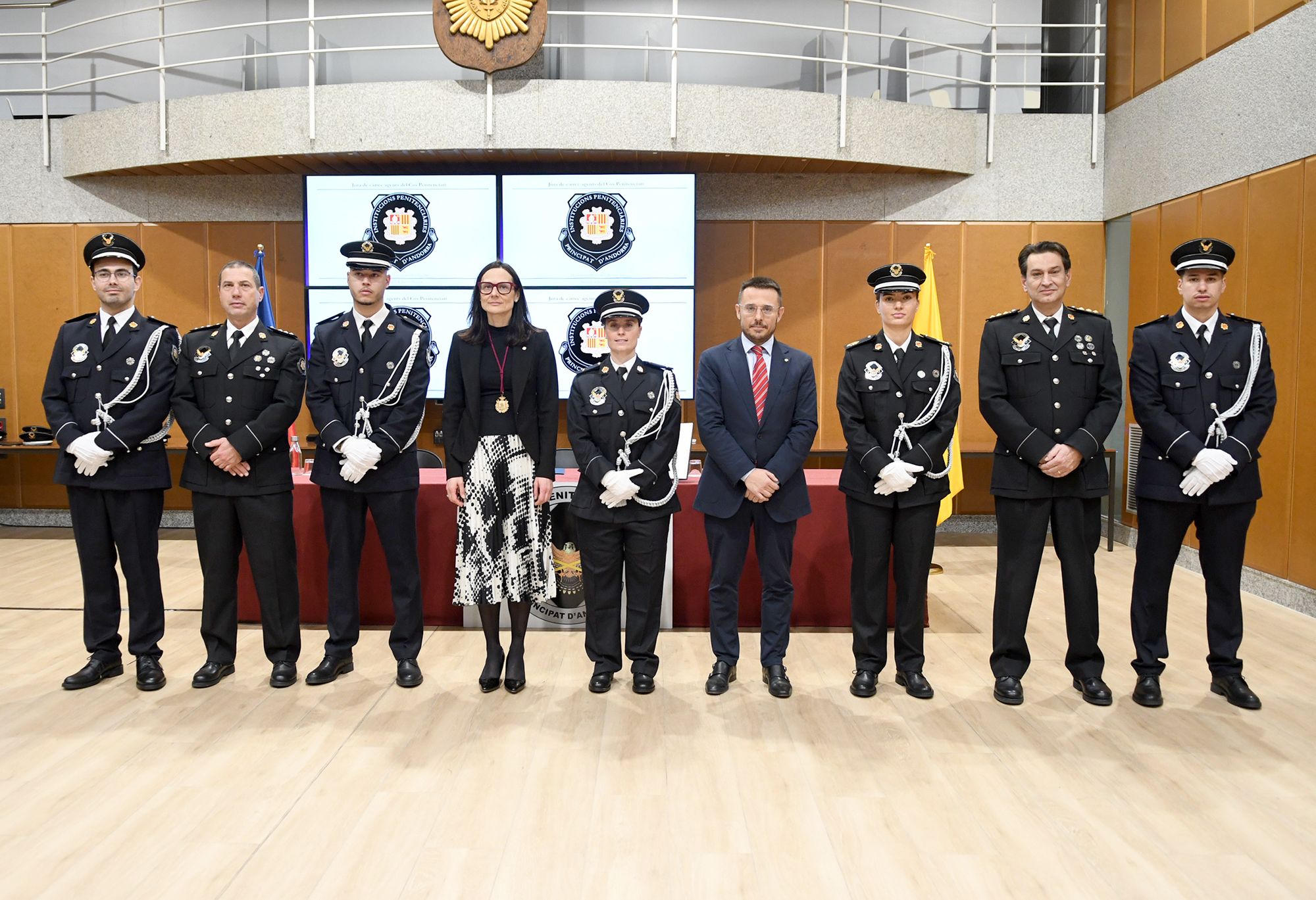 Cinc nous agents penitenciaris juren el càrrec després d’assolir el procés de formació i prova.