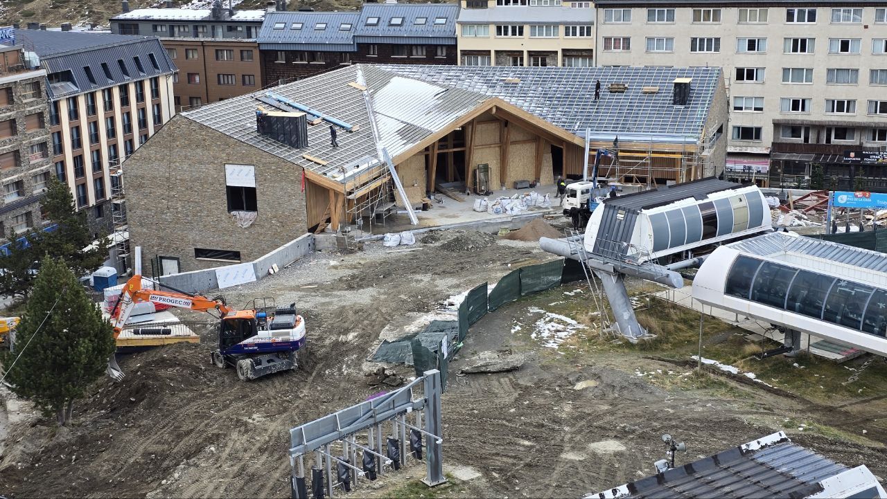 Vista de l'edifici des de les pistes. Vista de l'edifici des de les pistes.