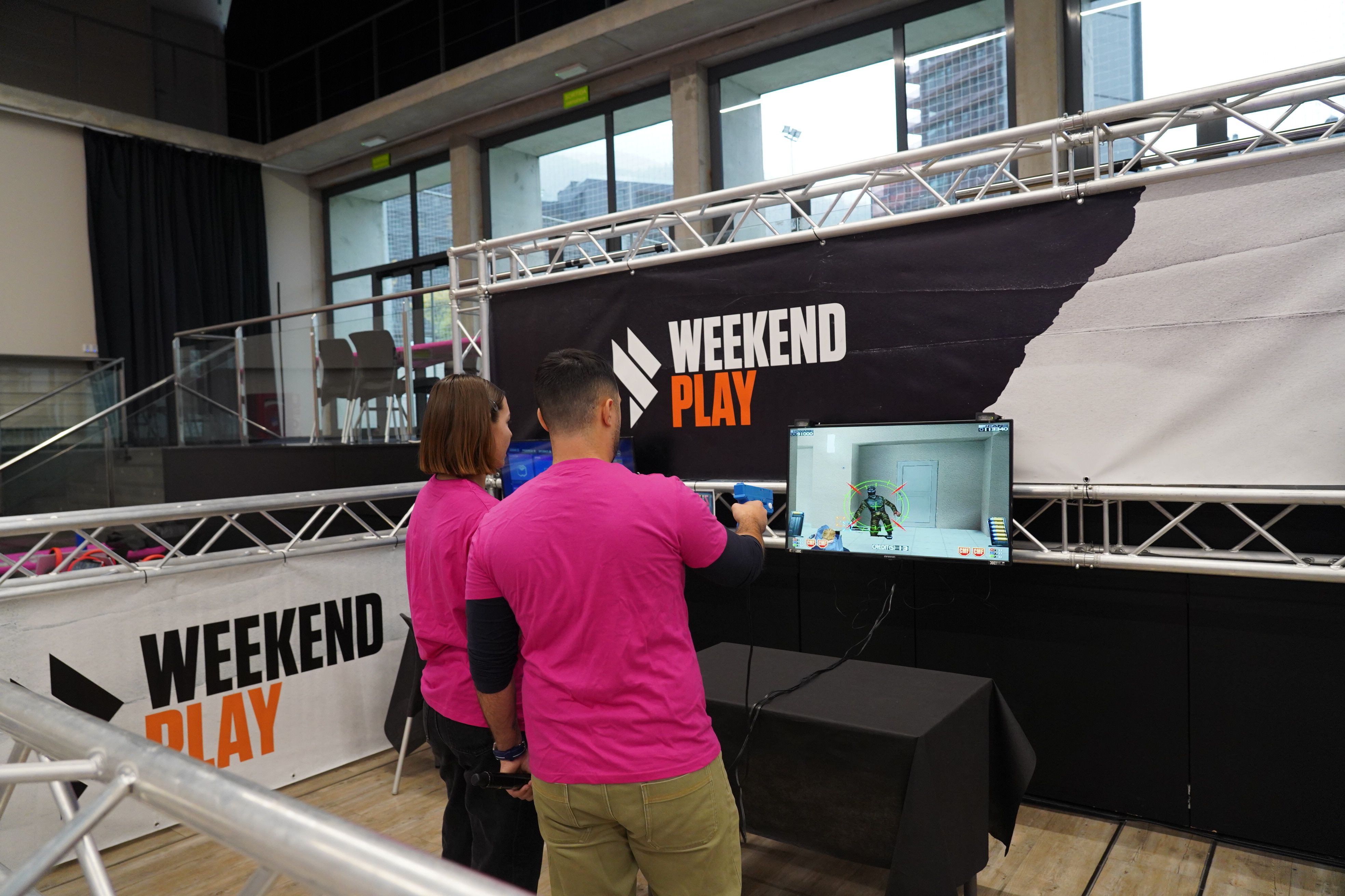 Dos membres de l’organització proven un dels videojocs.