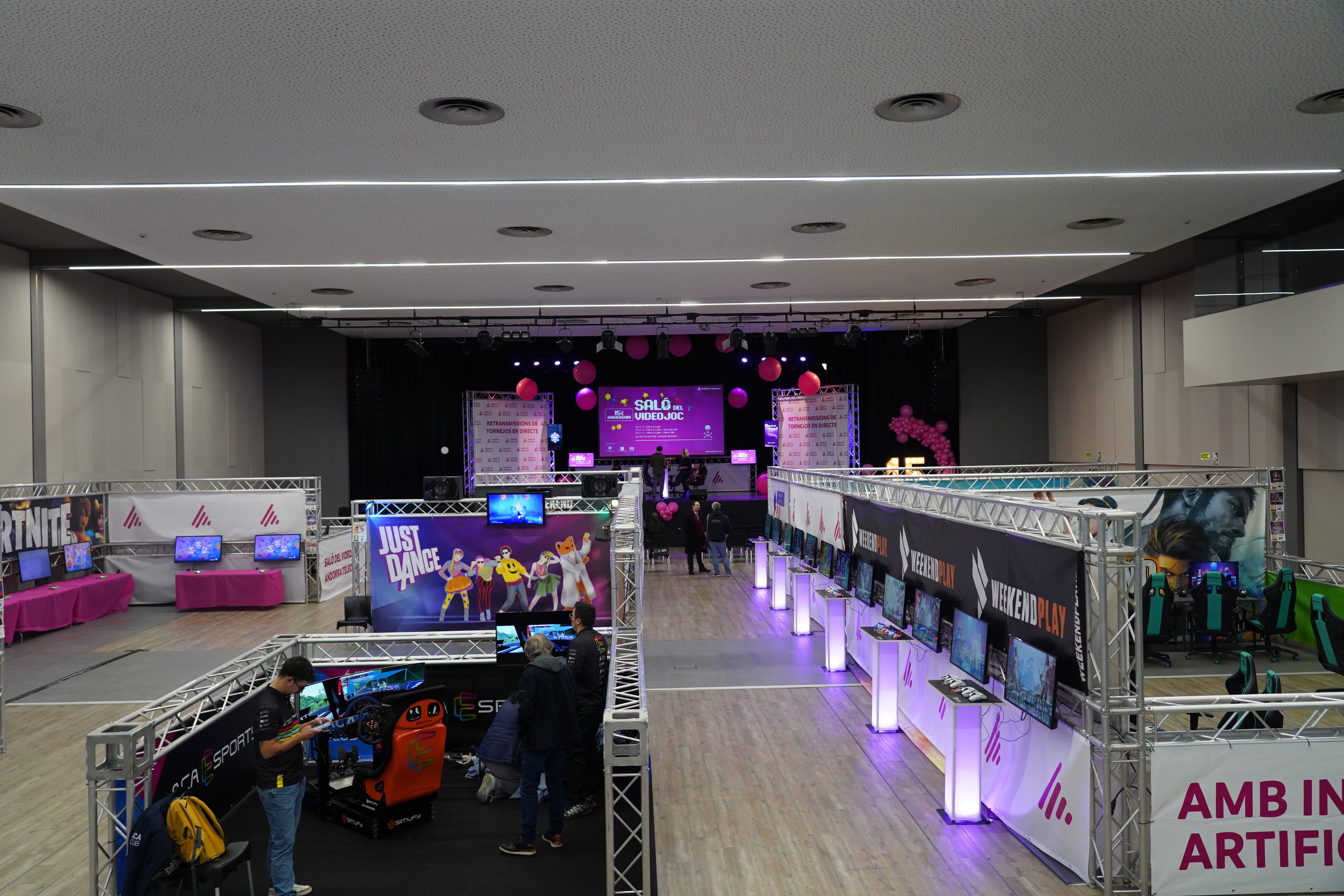 Vista general de la Sala Polivalent del Prat del Roure, preparada per rebre els primers visitants.