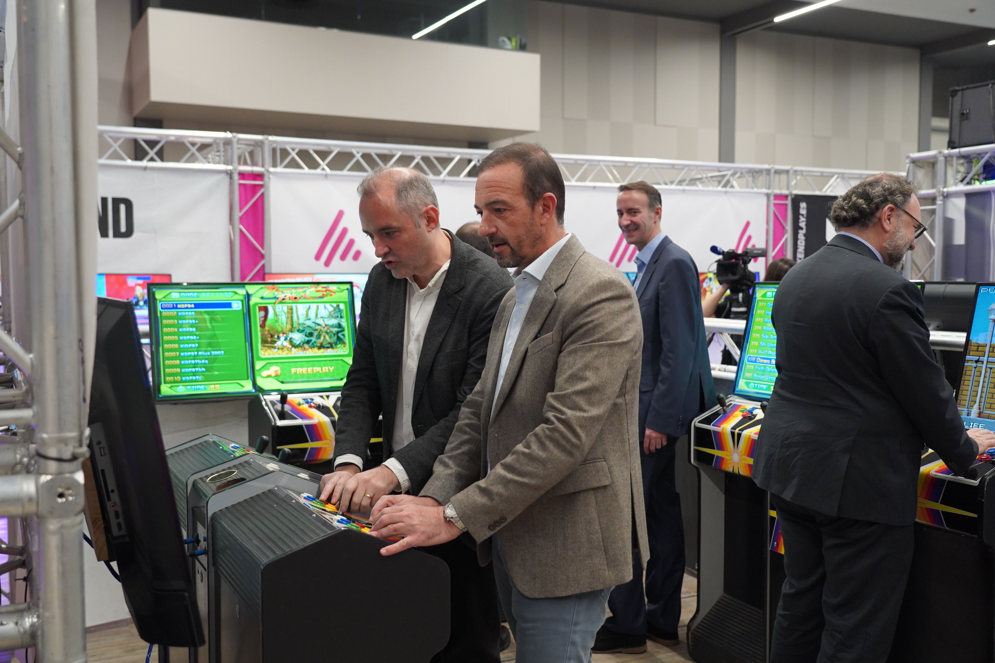 Jordi Nadal, director general d’Andorra Telecom, i Jordi Torres, ministre de Turisme i Comerç, provant un dels videojocs.