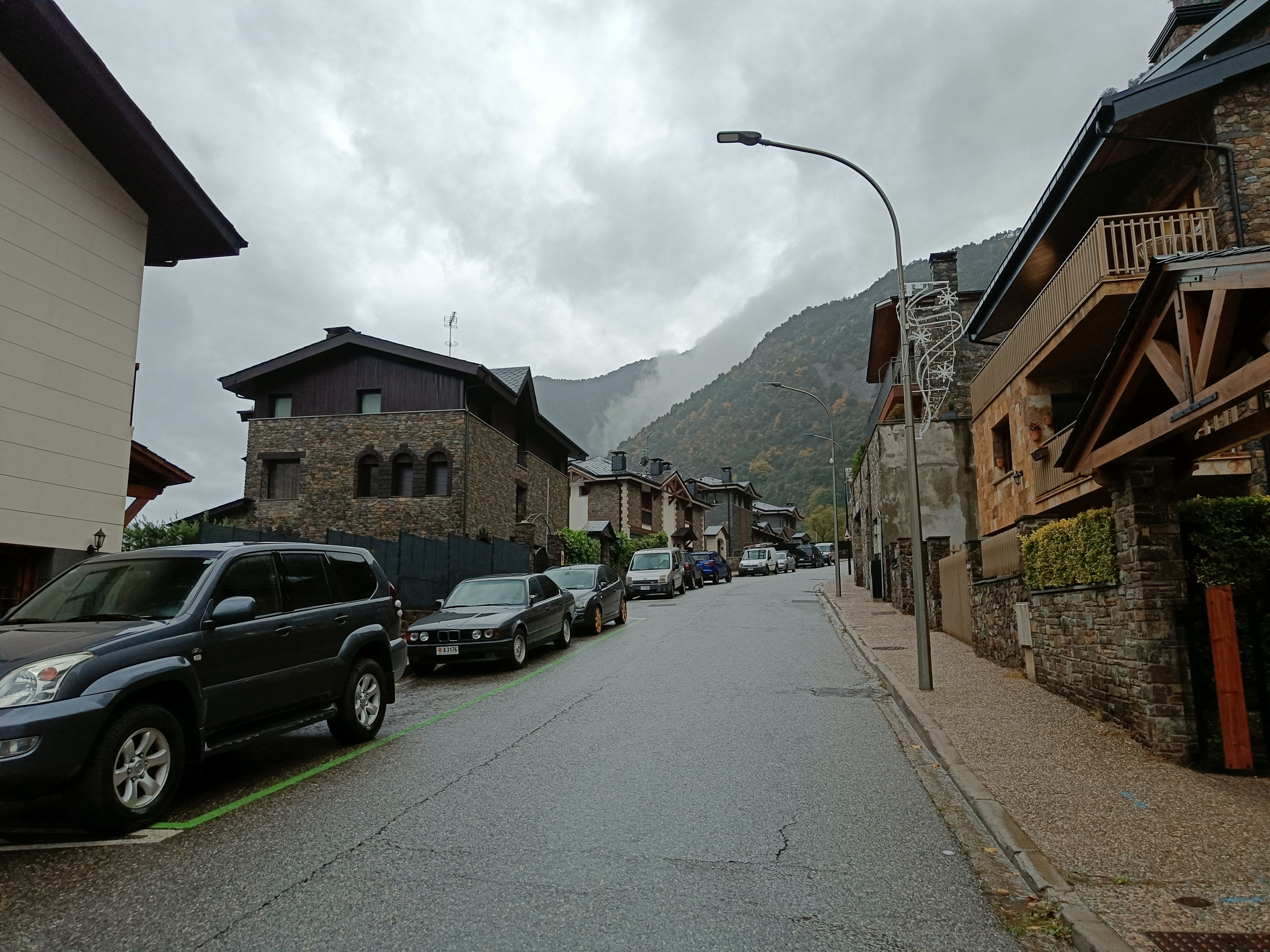Vehicles estacionats a la zona verda de la Margineda.
