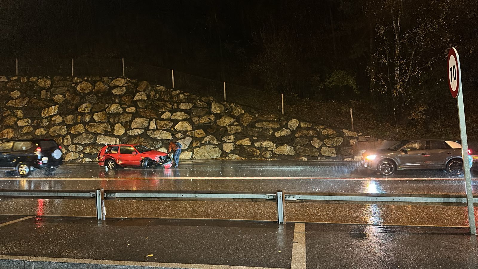 El vehicle accidentat, enmig de la via a l'avinguda de la Bartra.