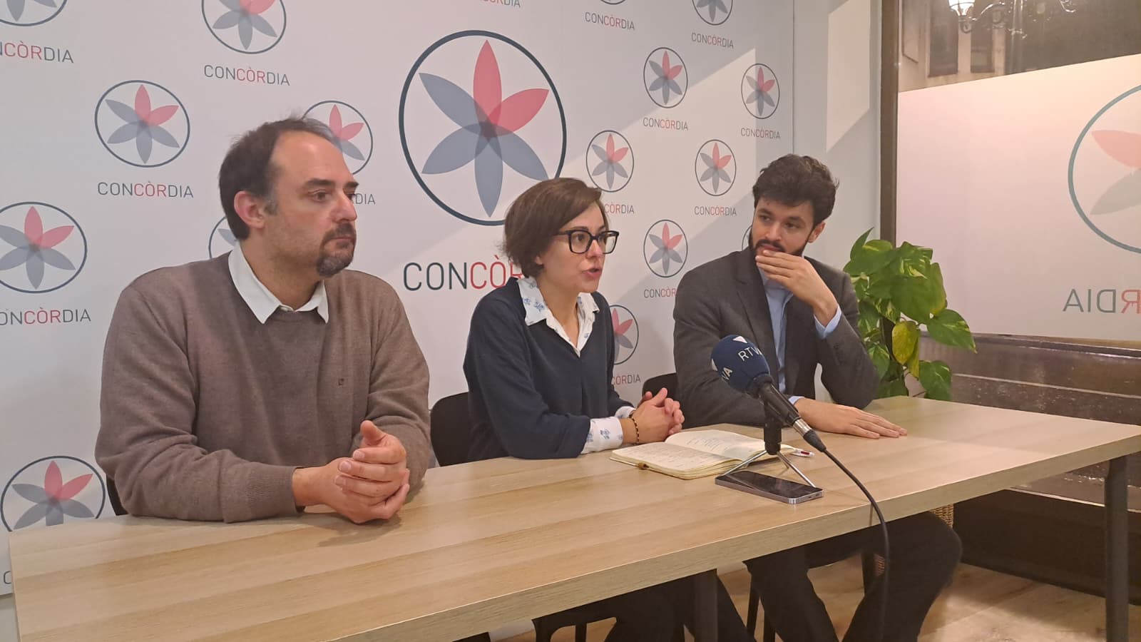 Tena, Segués i Escalé, durant la roda de premsa.