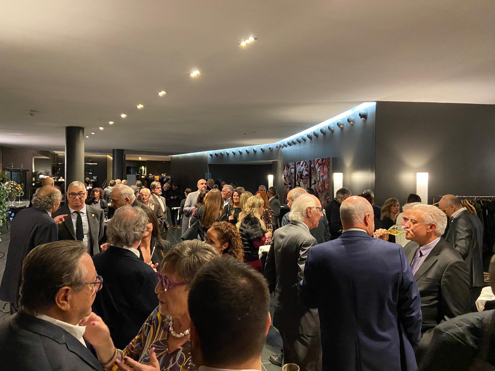 Pica-pica previ abans d'entaular-se pel sopar dels 50 anys. Pica-pica previ abans d'entaular-se pel sopar dels 50 anys.