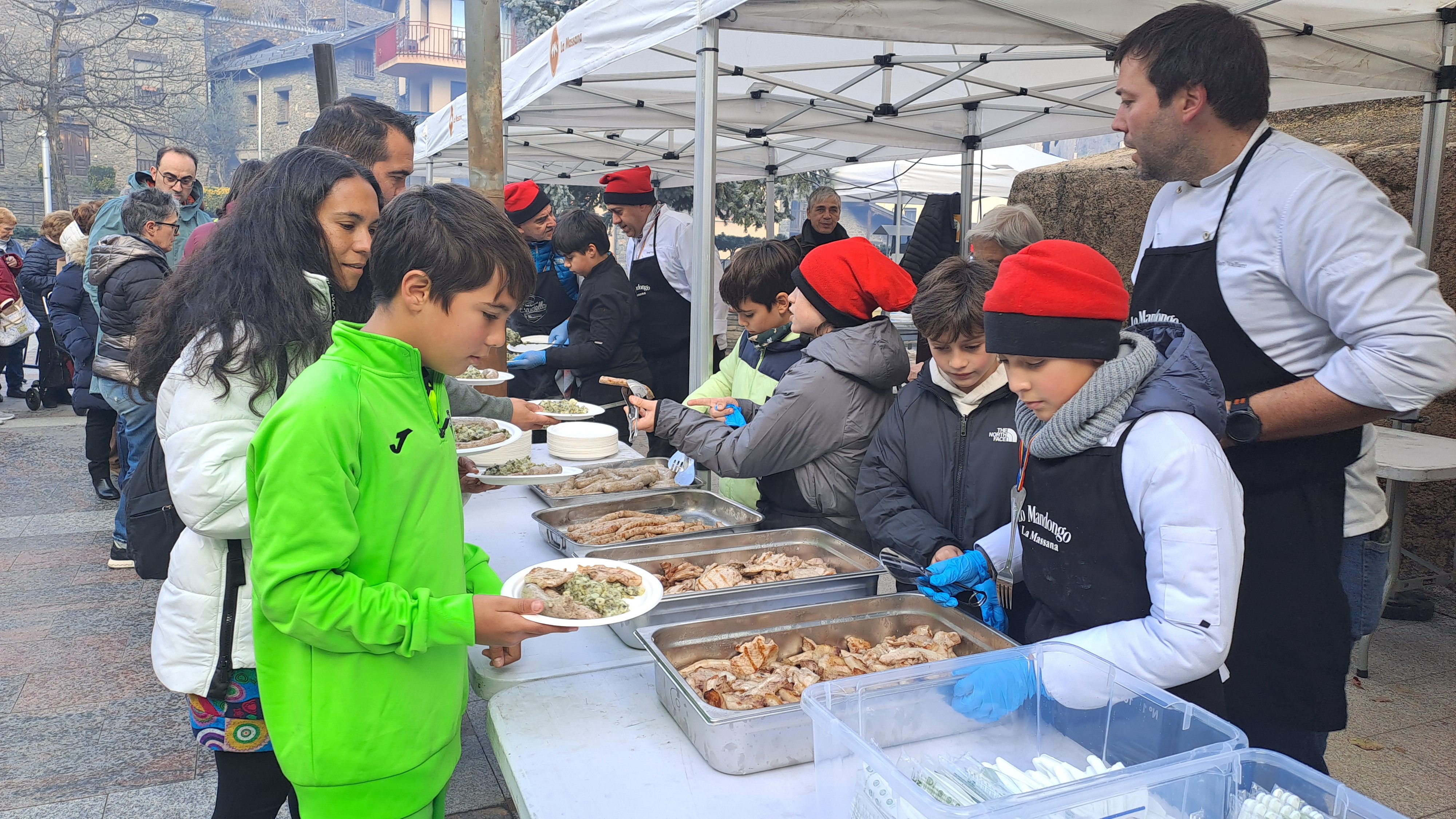 Un moment del repartiment de les racions.