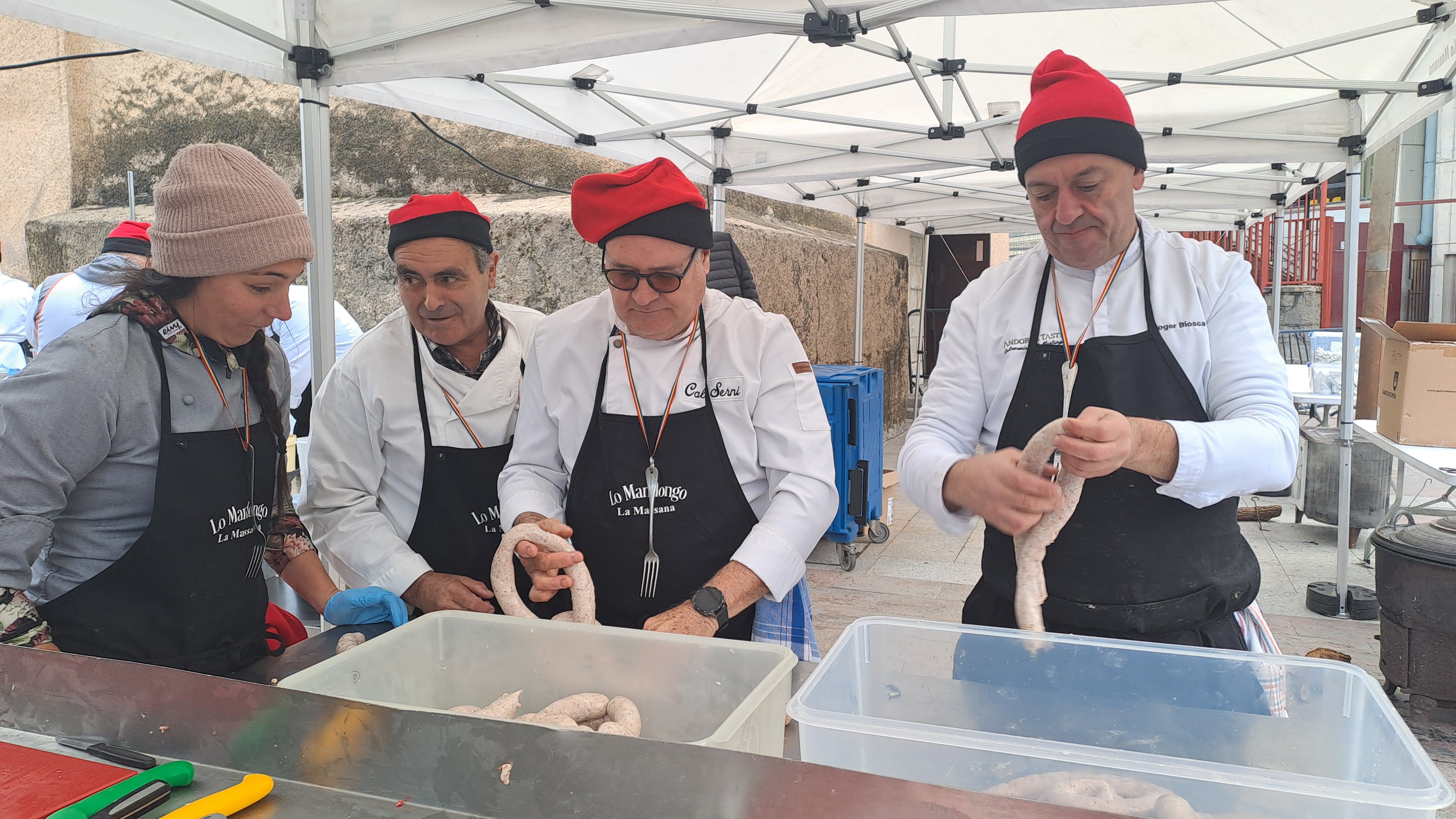 Preparant les botifarres. 