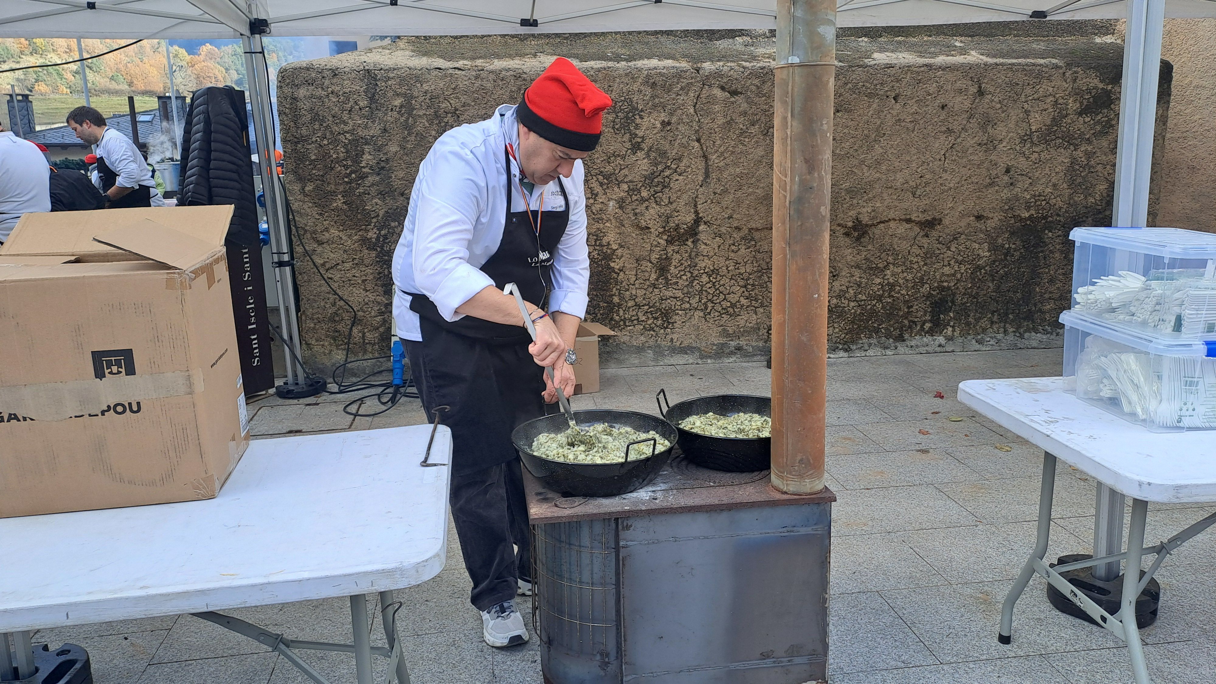 Remenant el trinxat.