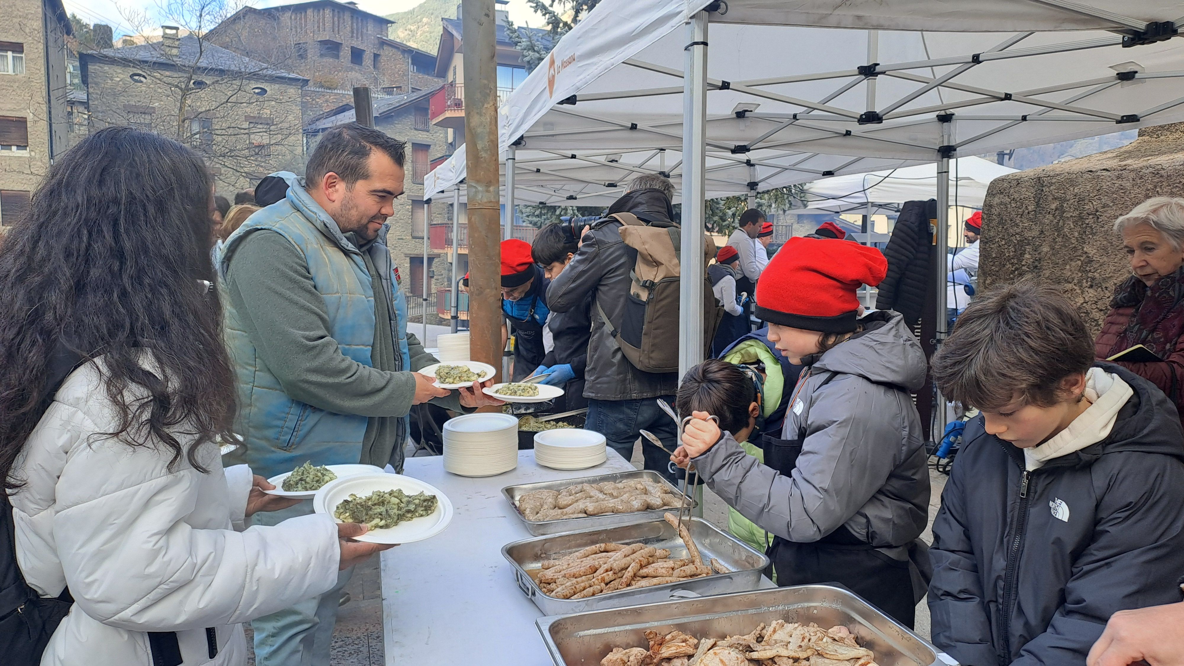 Repartint racions de porc i trinxat.