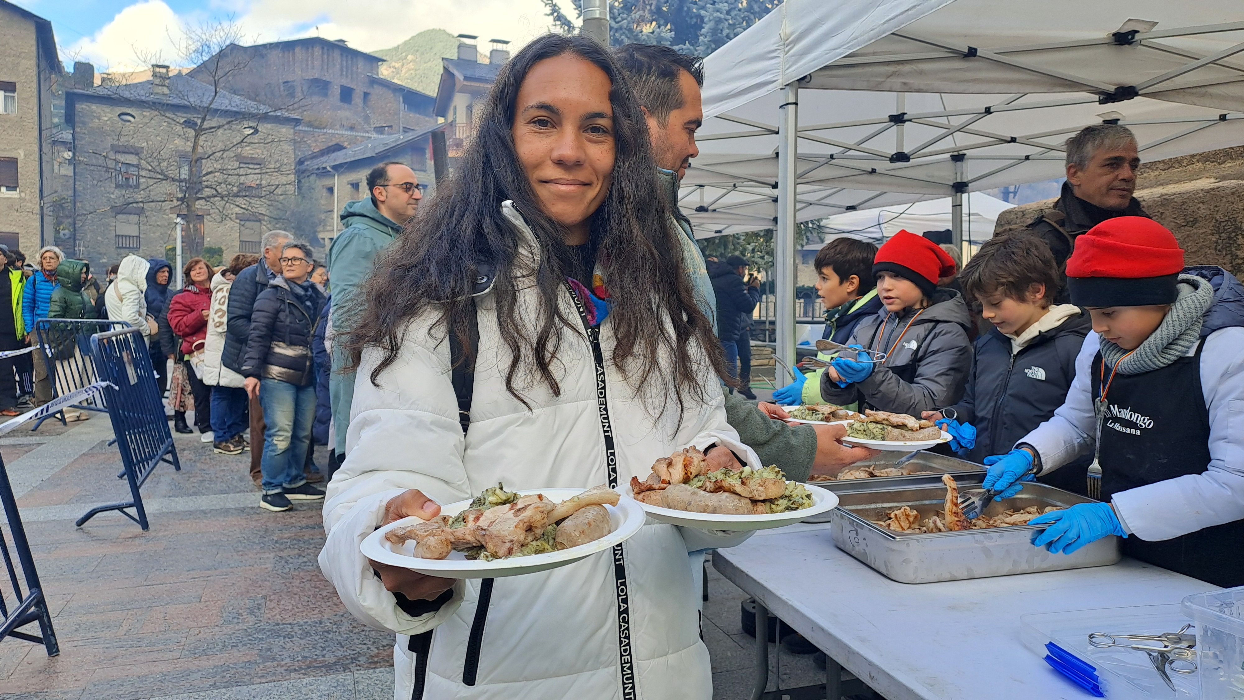 Una de les assistents ensenya dos plats.