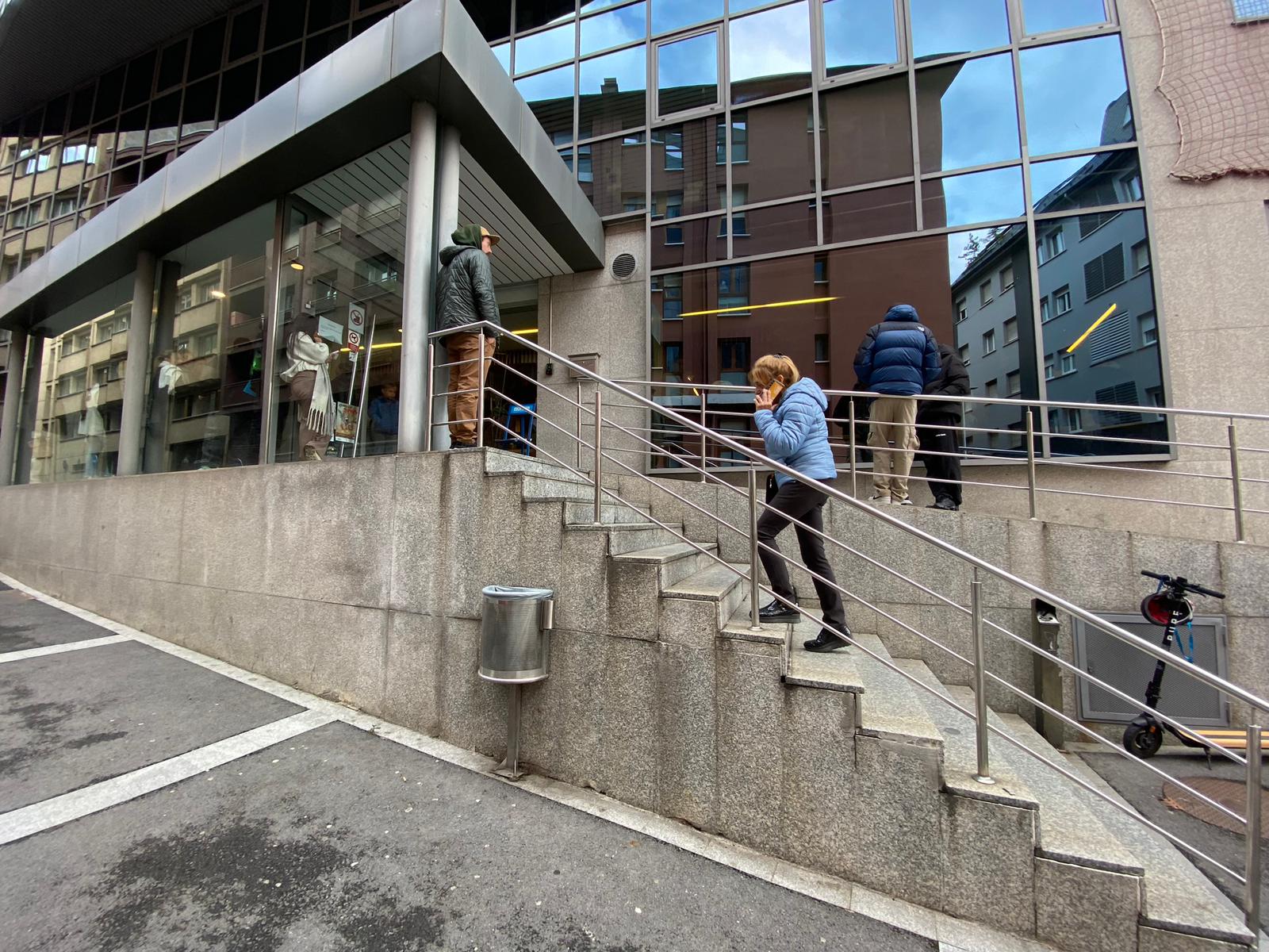 Dues persones a l'exterior de les dependències d'Immigració-