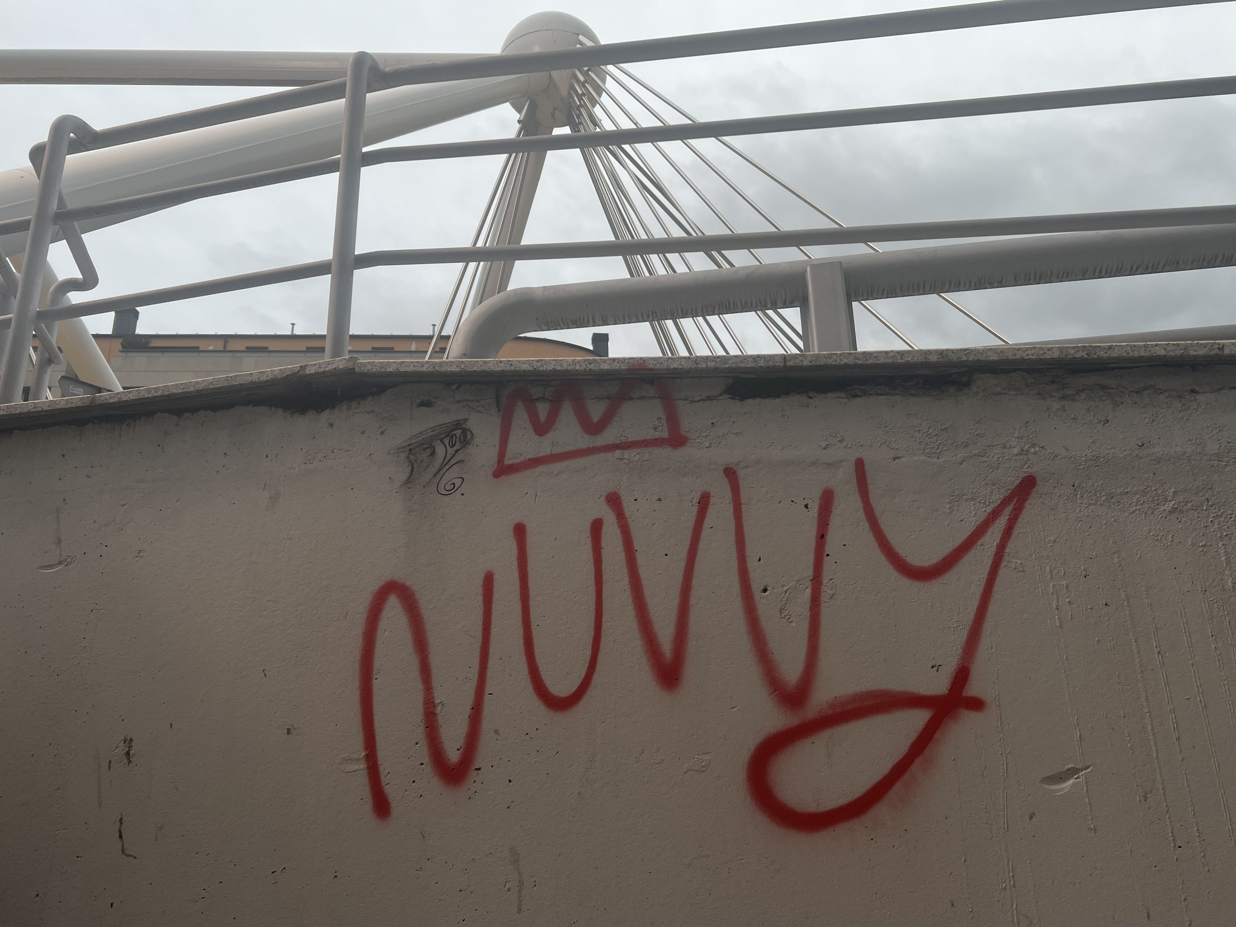 Una pintada per la zona del pont de París.