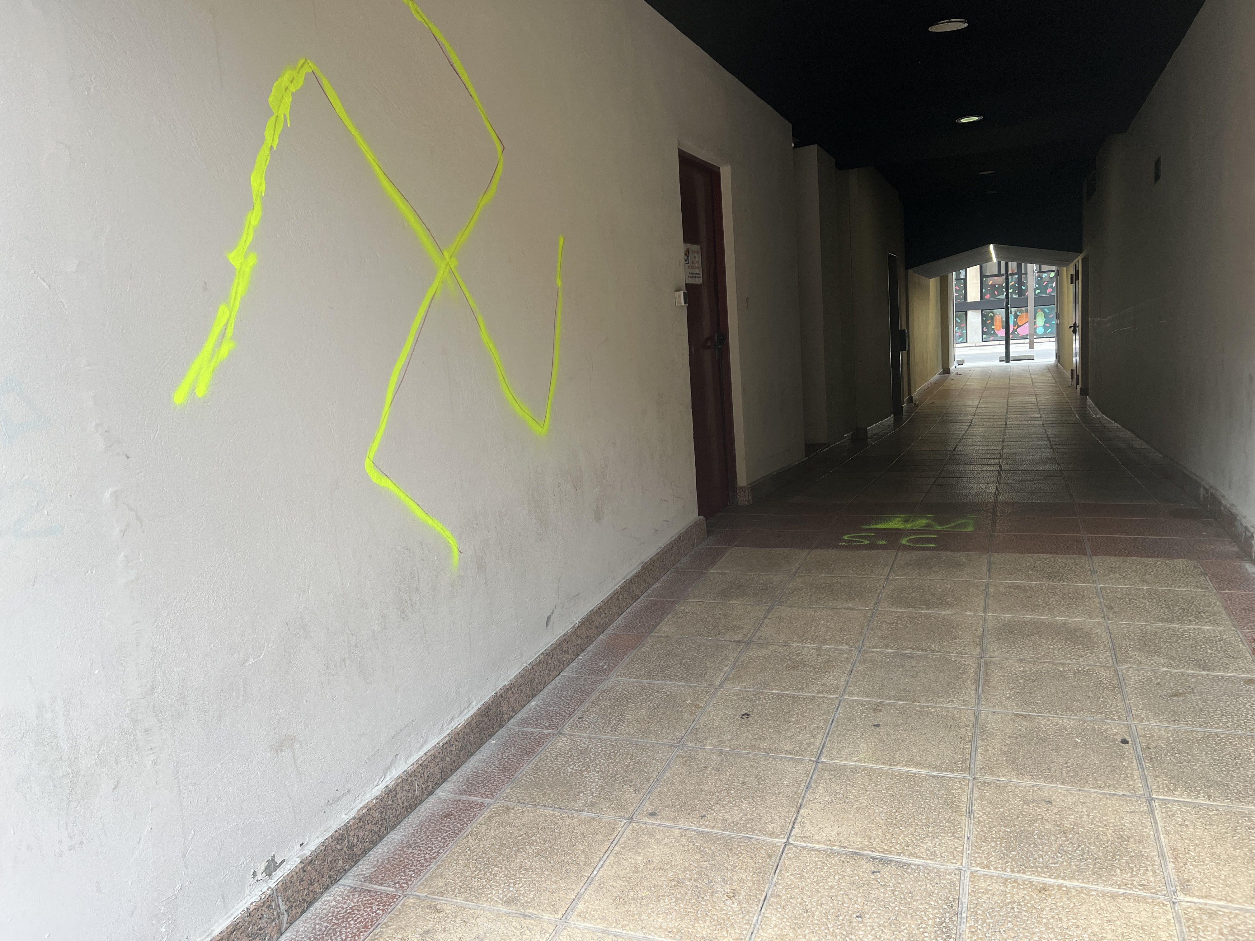 Una creu gammada i altres pintades 'distintives' a tocar el passeig del Riu. 