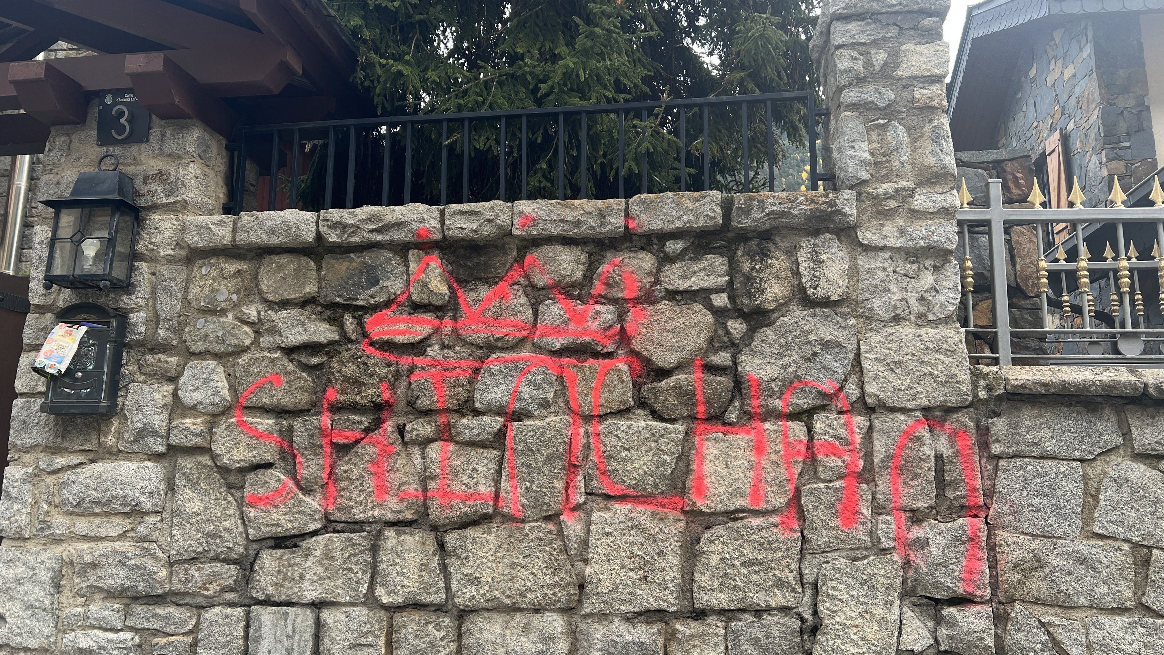 Una de les pintades 'firmades' al carrer Roureda Tancada, a Santa Coloma. Una de les pintades 'firmades' al carrer Roureda Tancada, a Santa Coloma.