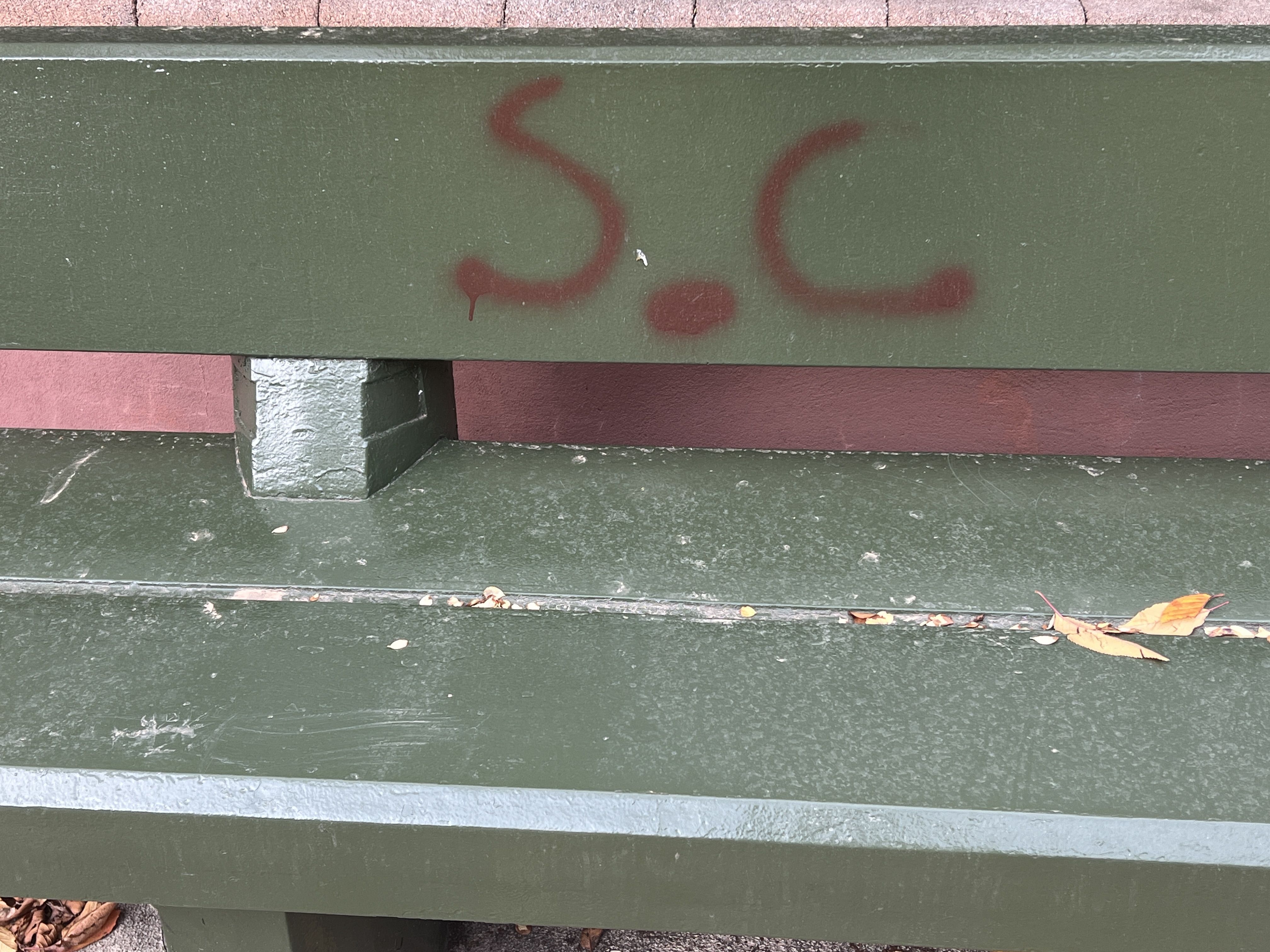 Un banc que també ha 'rebut' la signatura.