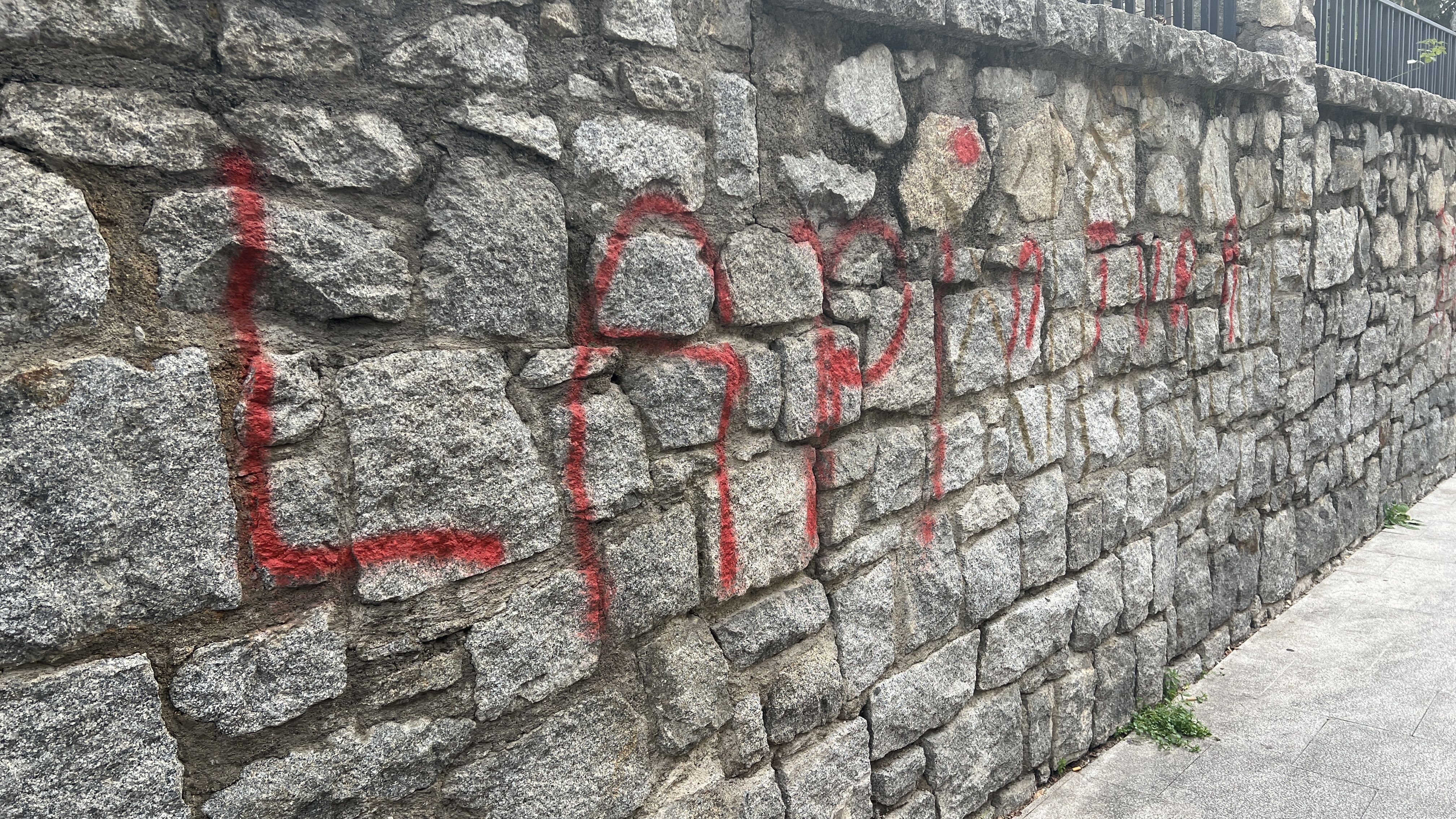 Pintada al carrer Roureda Tapada, a Santa Coloma.