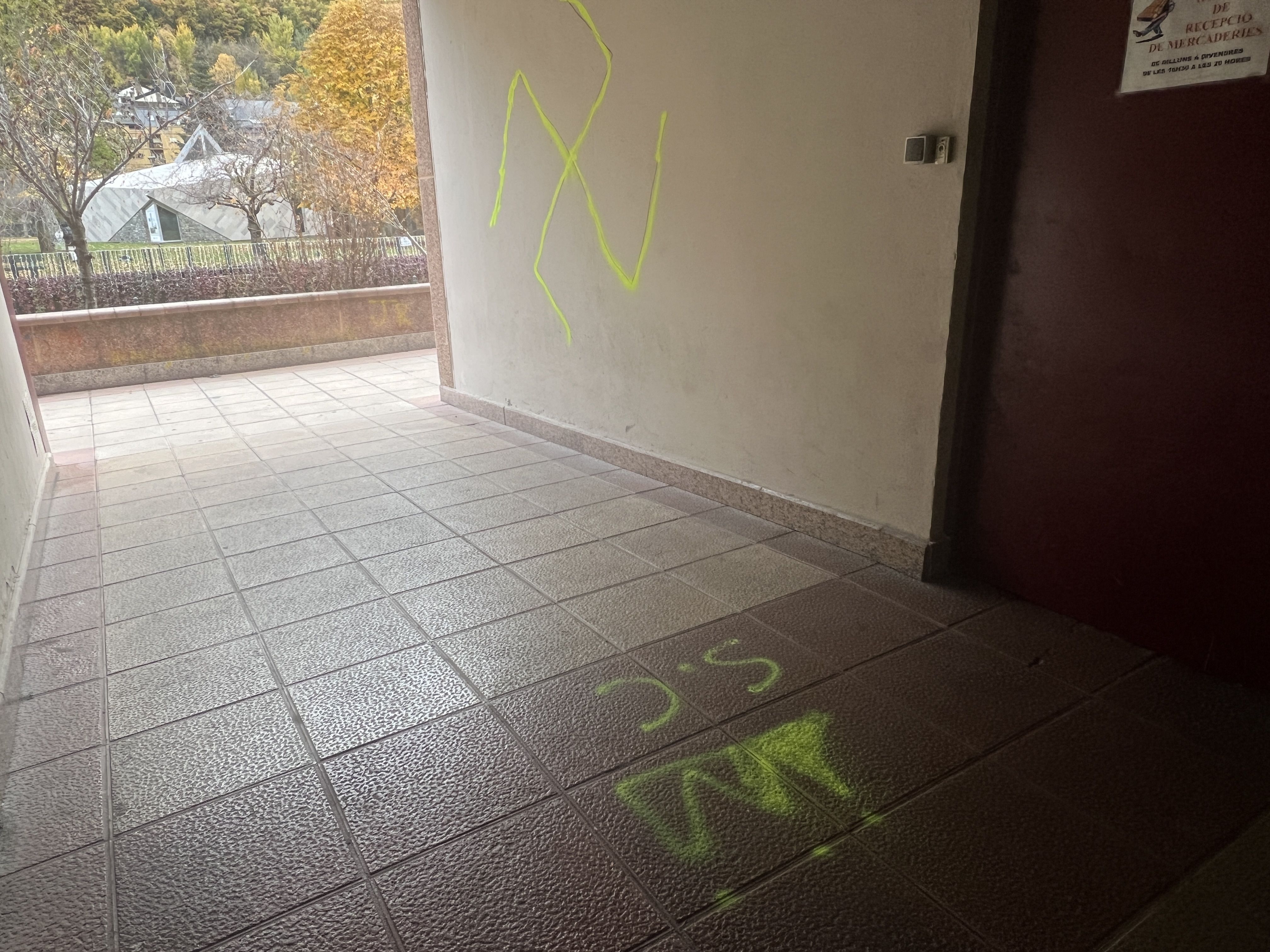 Pintades 'distintives' a tocar el passeig del Riu. 