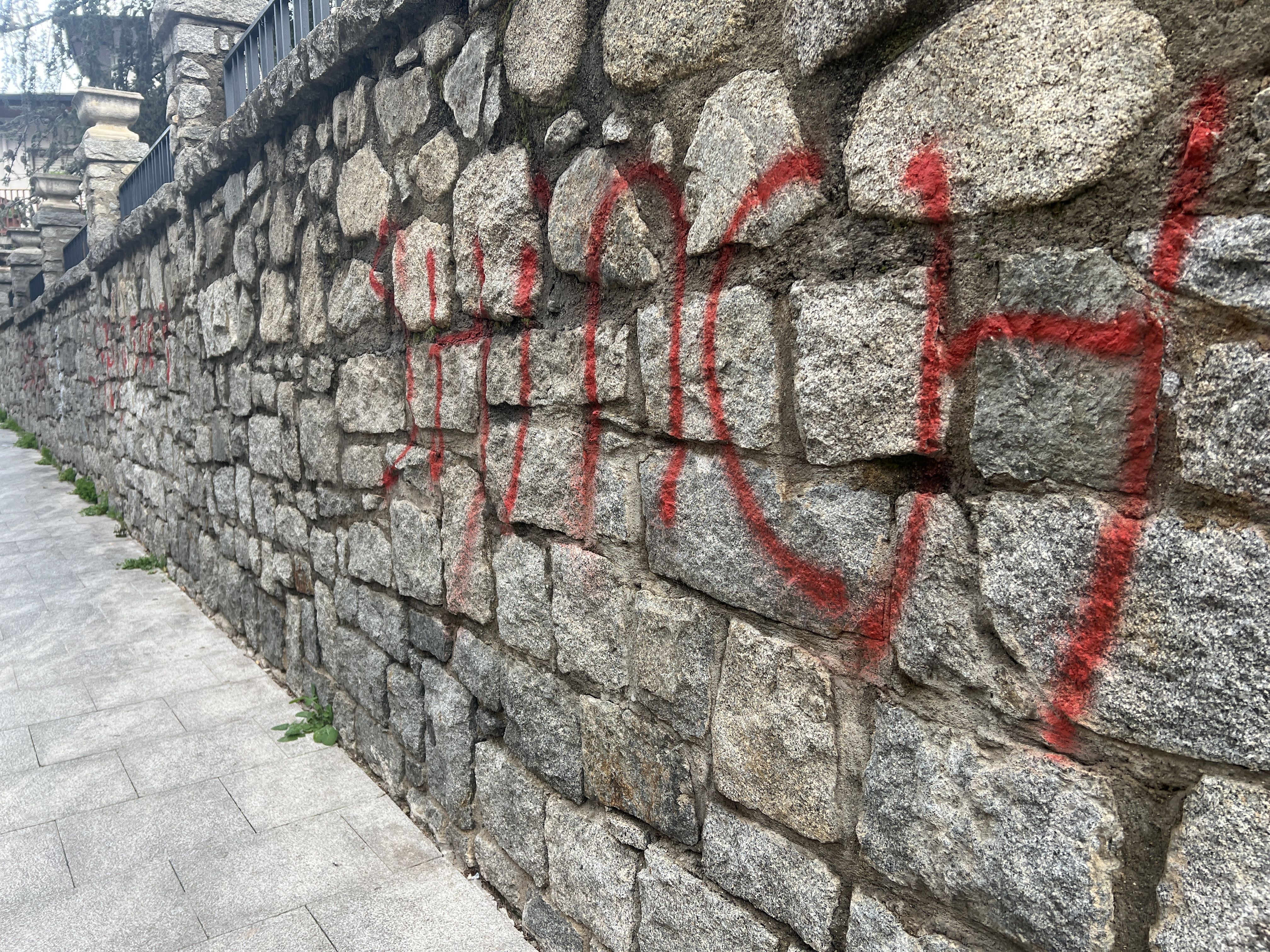 Pintada al carrer Roureda Tapada, a Santa Coloma.