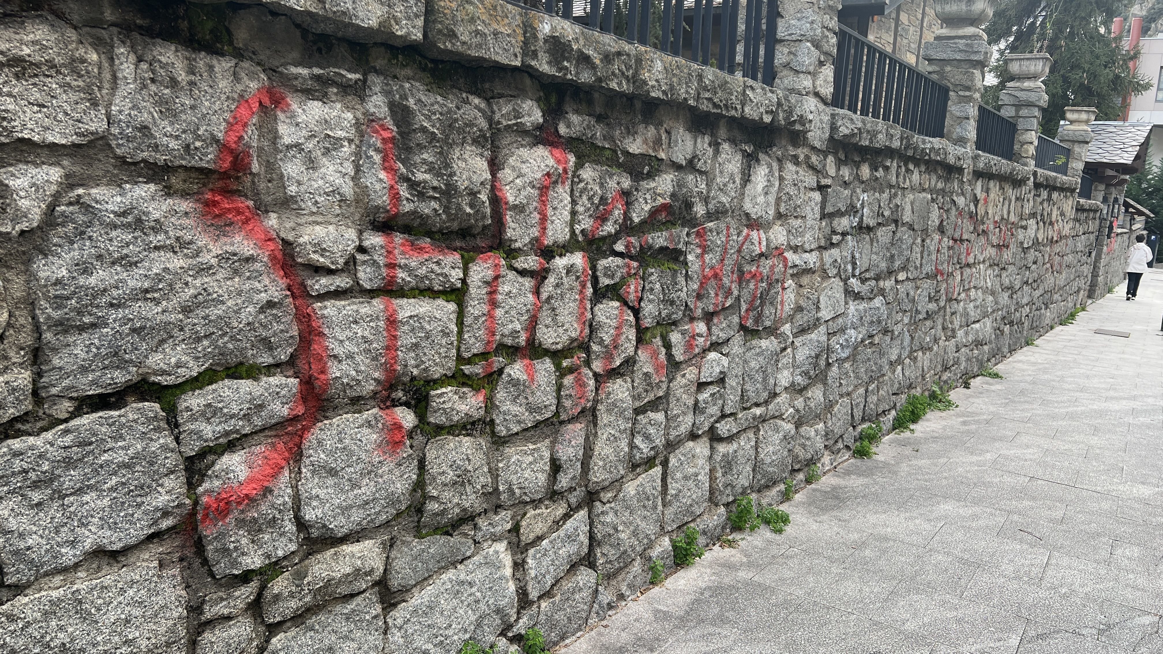 Pintada al carrer Roureda Tapada, a Santa Coloma.
