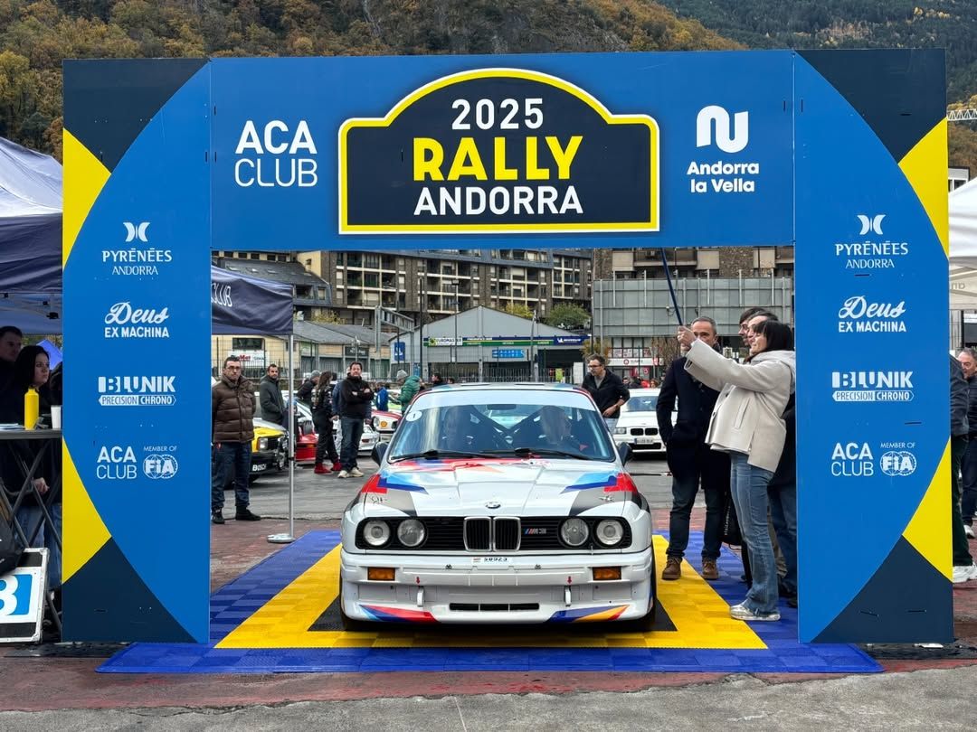 Bonell, donant el tret de sortida al 54è Ral·li d'Andorra històric.