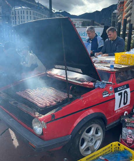 Barbacoa improvisada a l'aparcament de Prada Casadet.
