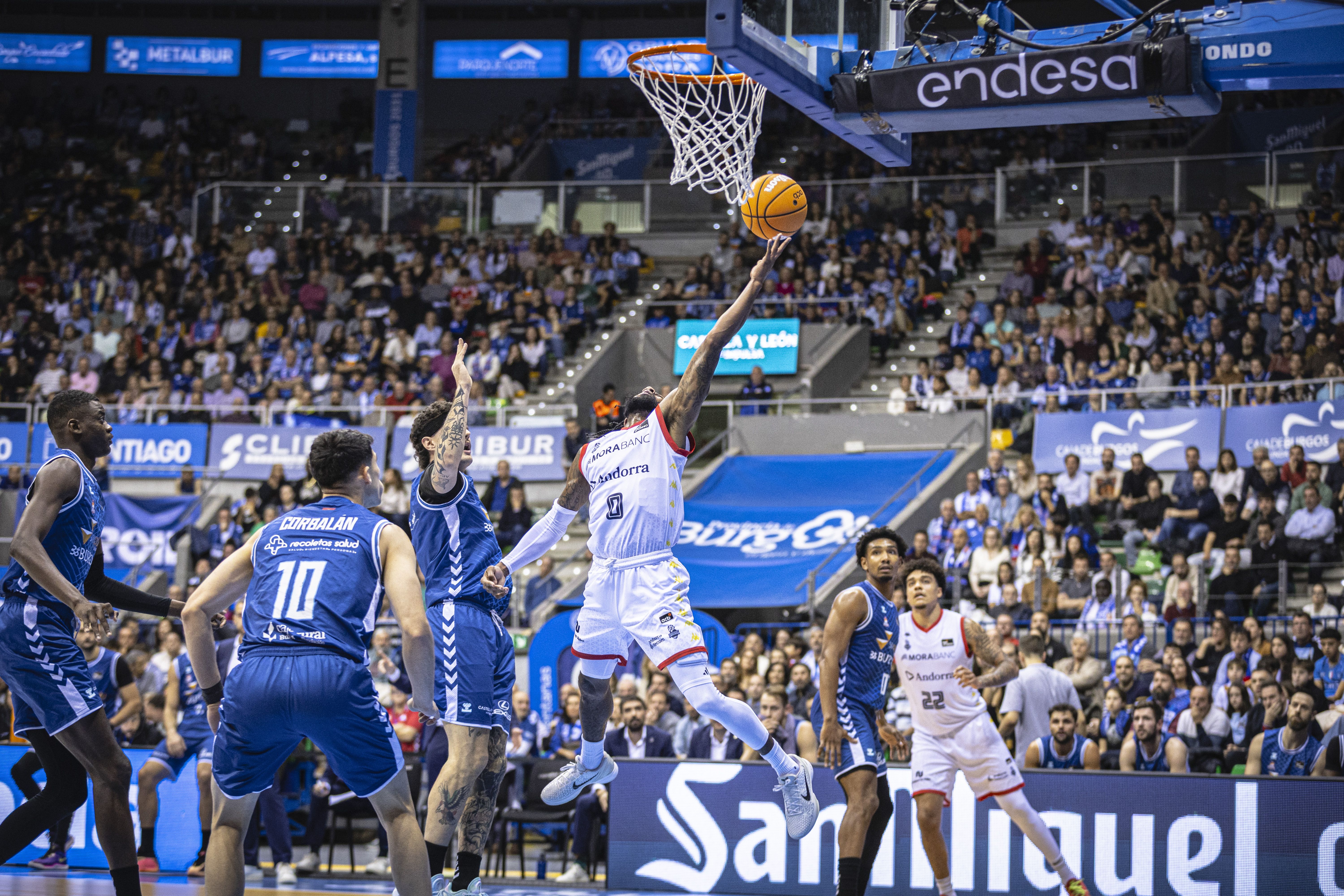 Shannon Evans, entrant a cistella davant l'atenta mirada del pavelló.