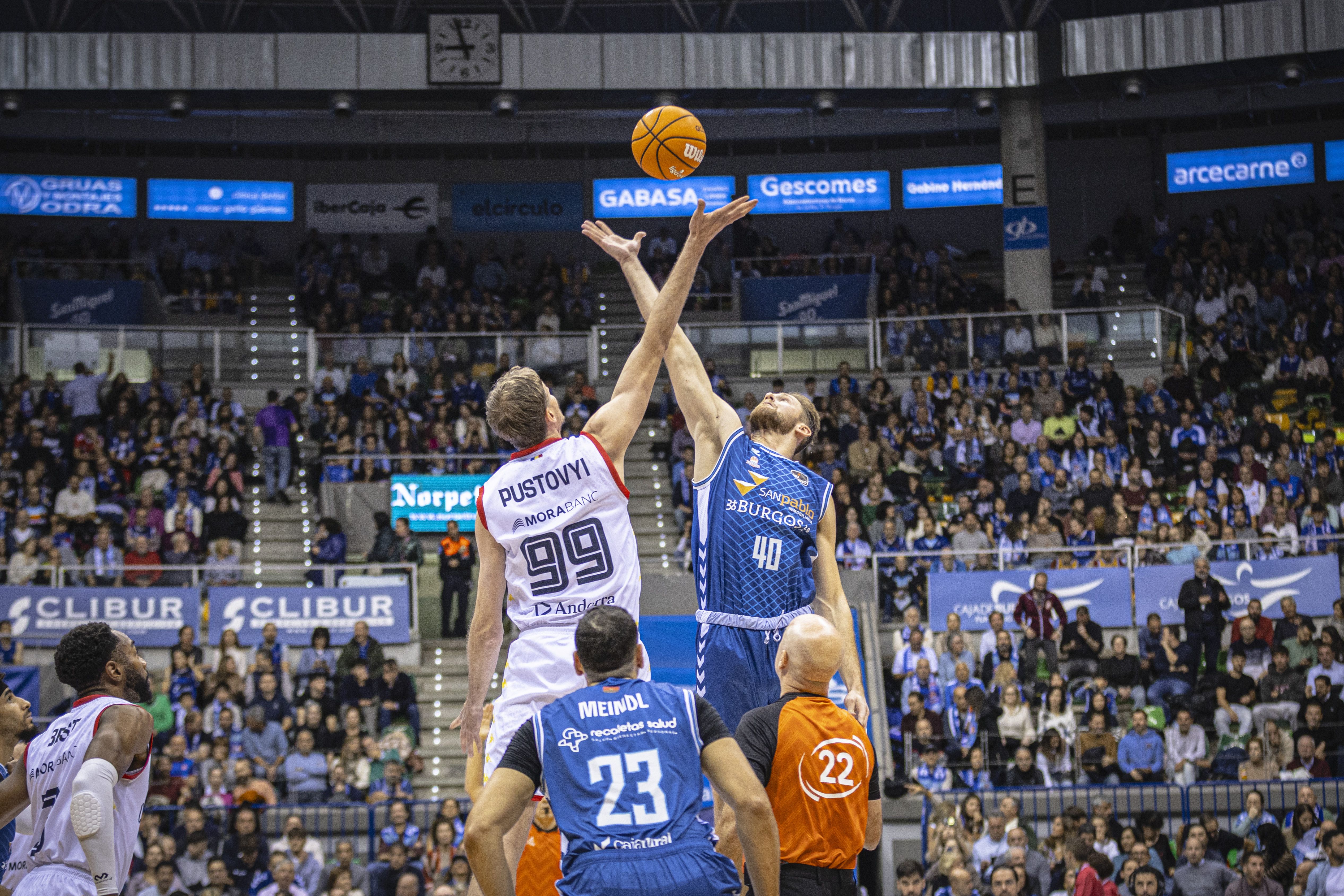 Pustovyi, lluitant el salt inicial amb Fischer.