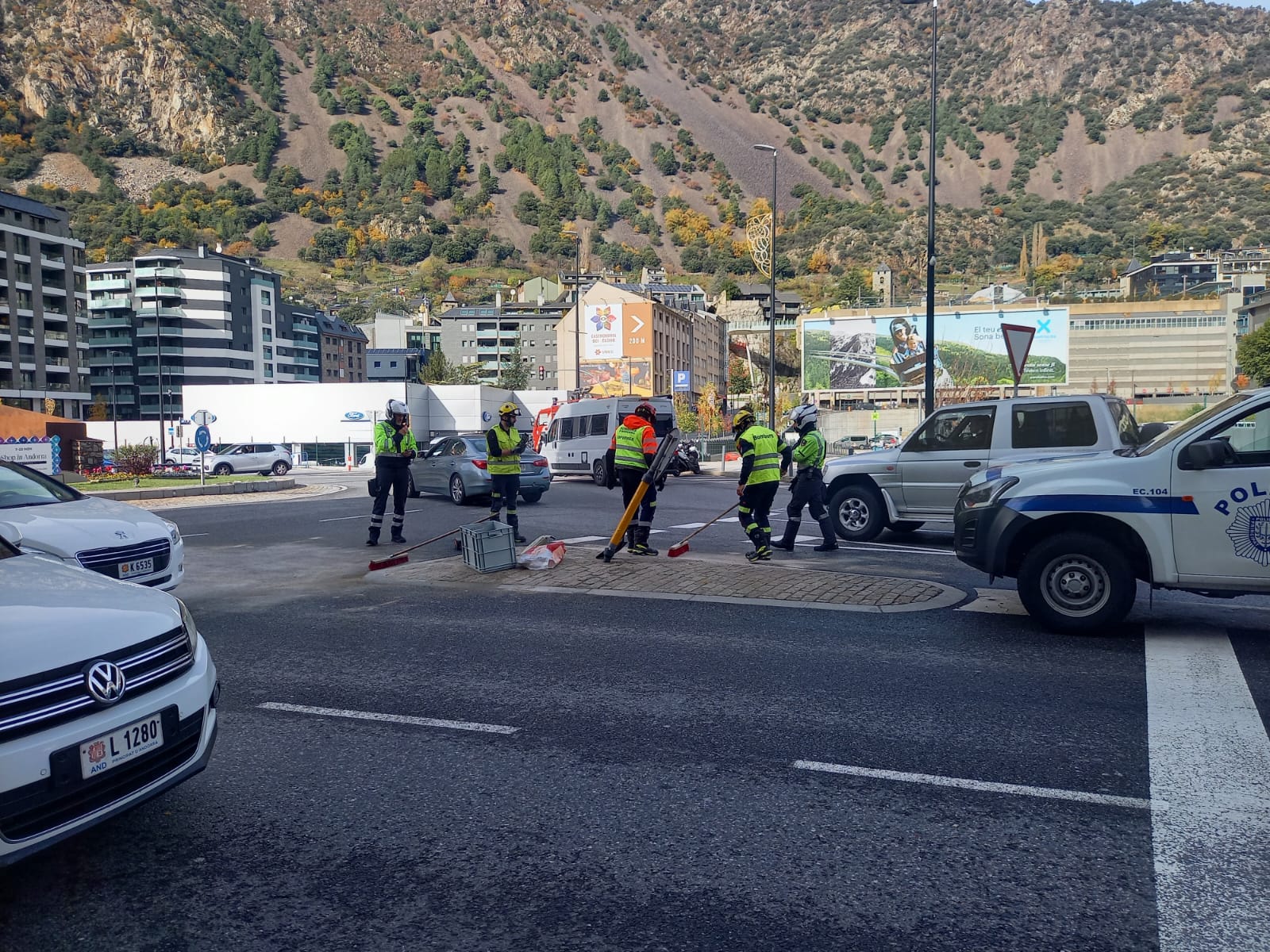 Els bombers i agents de circulació, fent tasques de neteja.