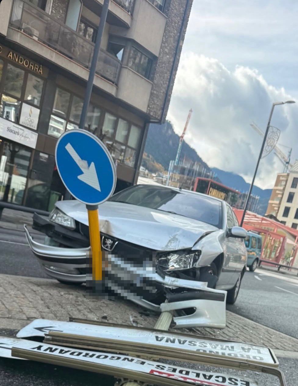 L'accident s'ha produït aquest matí del diumenge a la rotonda de l'estació de busos. L'accident s'ha produït aquest matí del diumenge a la rotonda de l'estació de busos.